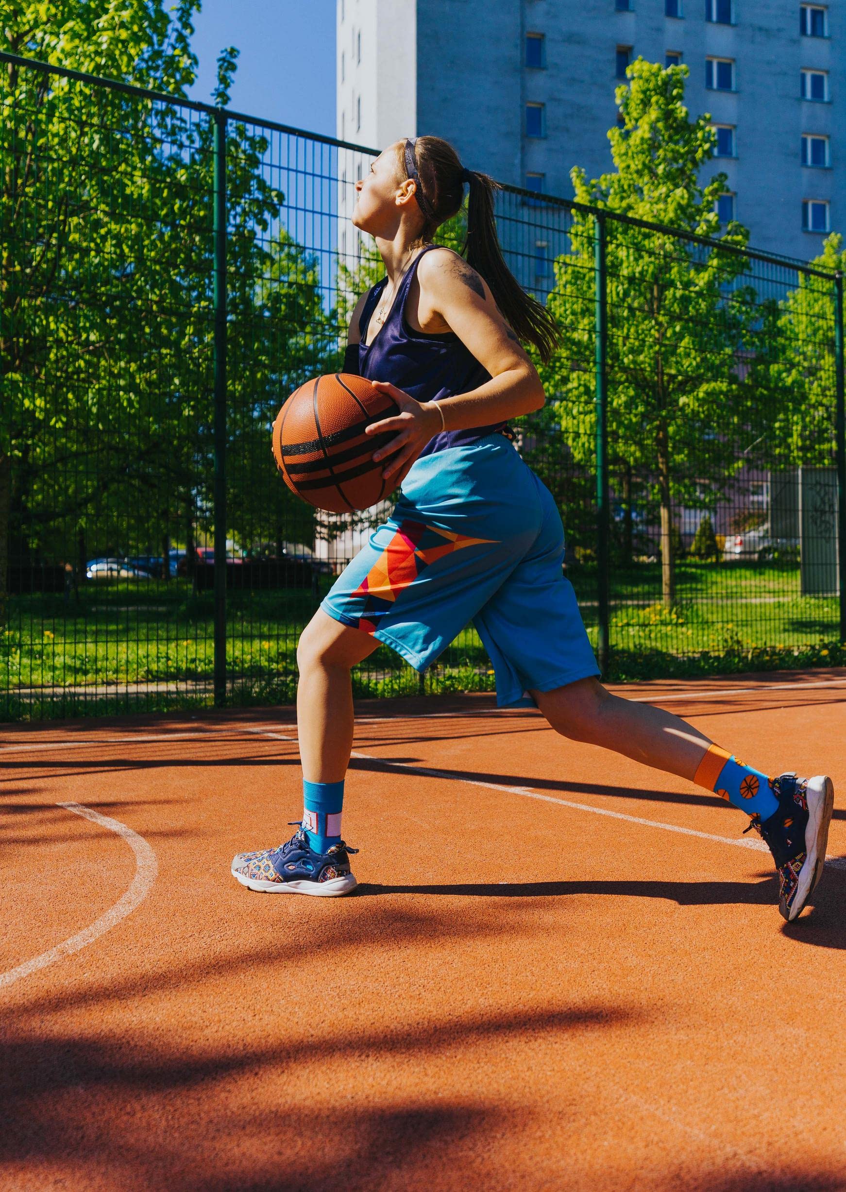 Rainbow Socks - Calzini Palla da basket - Regalo originale, gadget per un giocatore di basket, fan di basket, allenatore di gioco di squadra, sport - 2 paia di calzini lunghi da donna e da uomo