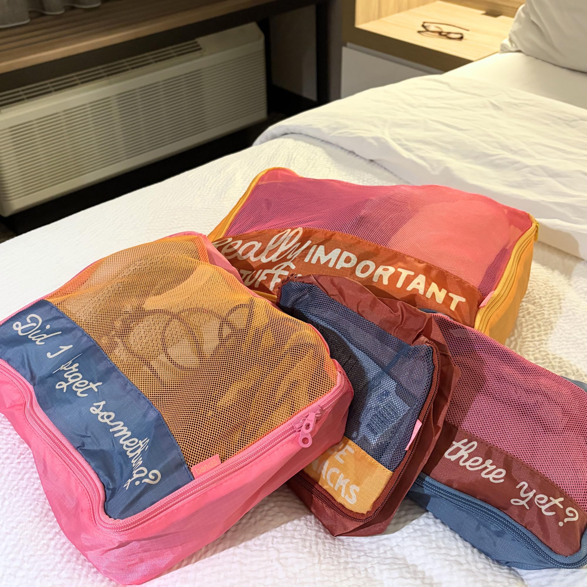 ban.do Packwürfel 4er Set, Wirklich wichtiges Zeug, 9.8 liters | Polyester und Netzstoff, inklusive 4 faltbaren Gepäcktaschen in verschiedenen Größen mit Zitat-Designs