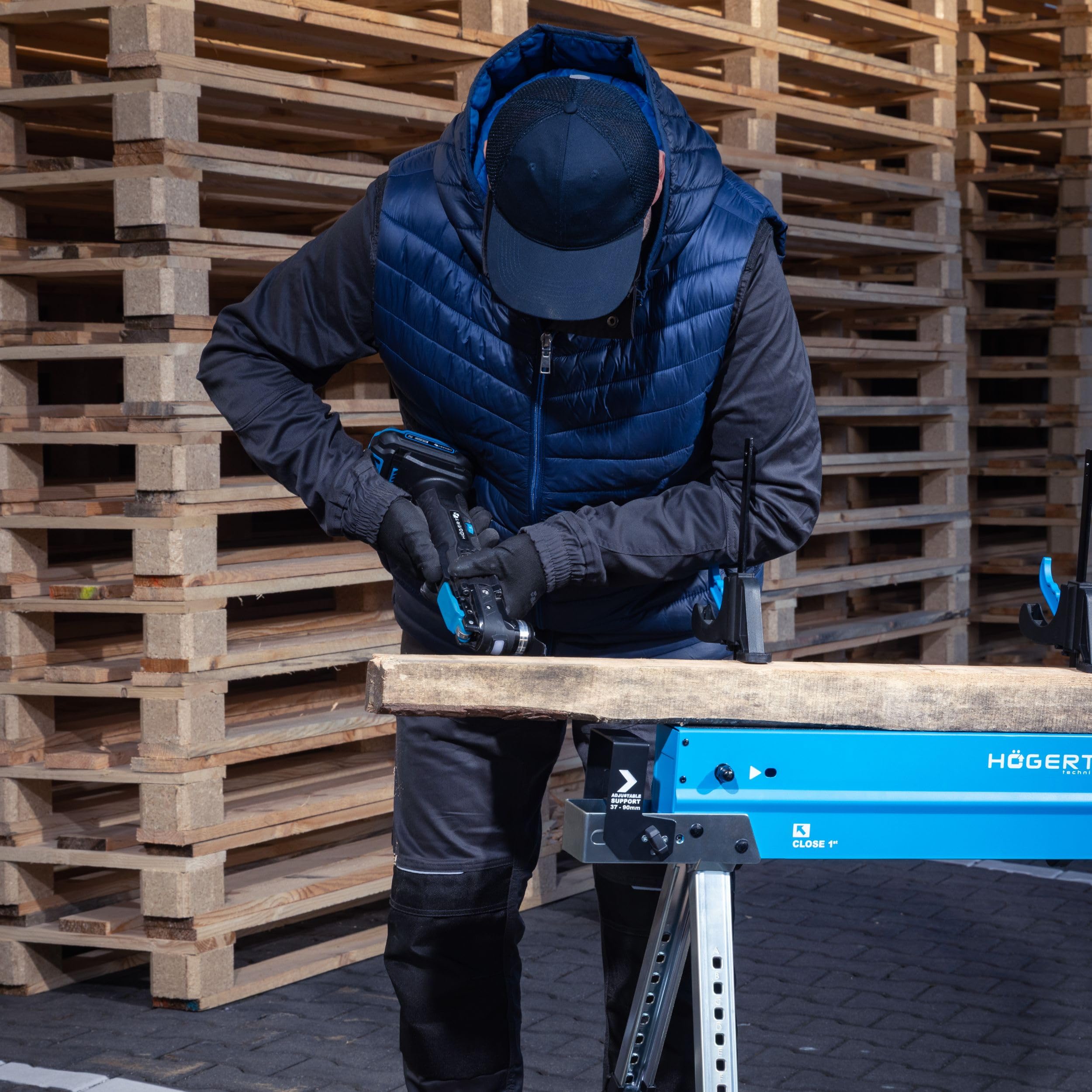 HÖGERT TECHNIK Tréteau pliant réglable en hauteur de 61,5 à 82 cm avec capacité de charge de 590 kg, supports de poutre de 40 à 90 mm, surface de travail antidérapante, supports pliables et poignée de