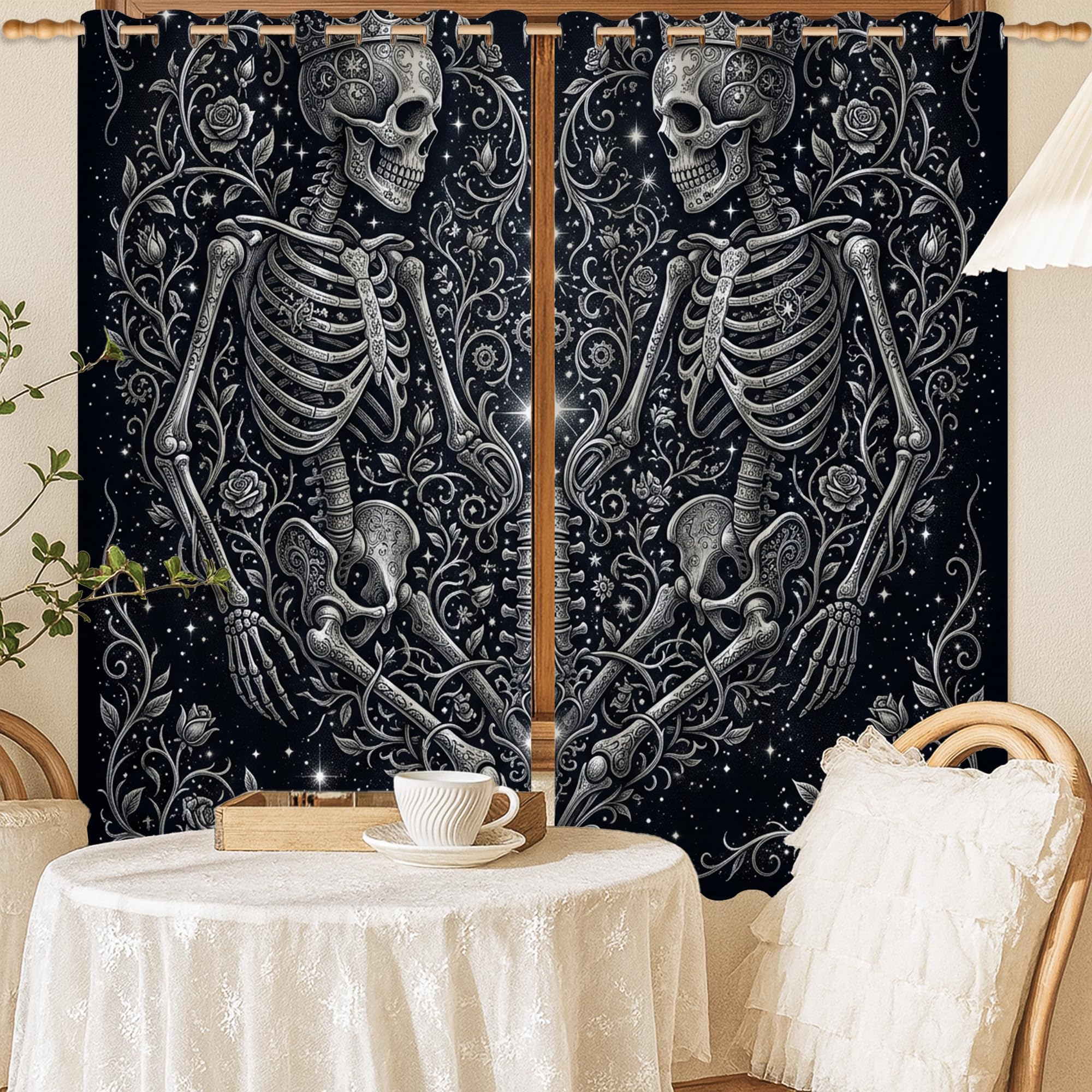 Rideaux occultants plissés pour bloquer la lumière du salon noir