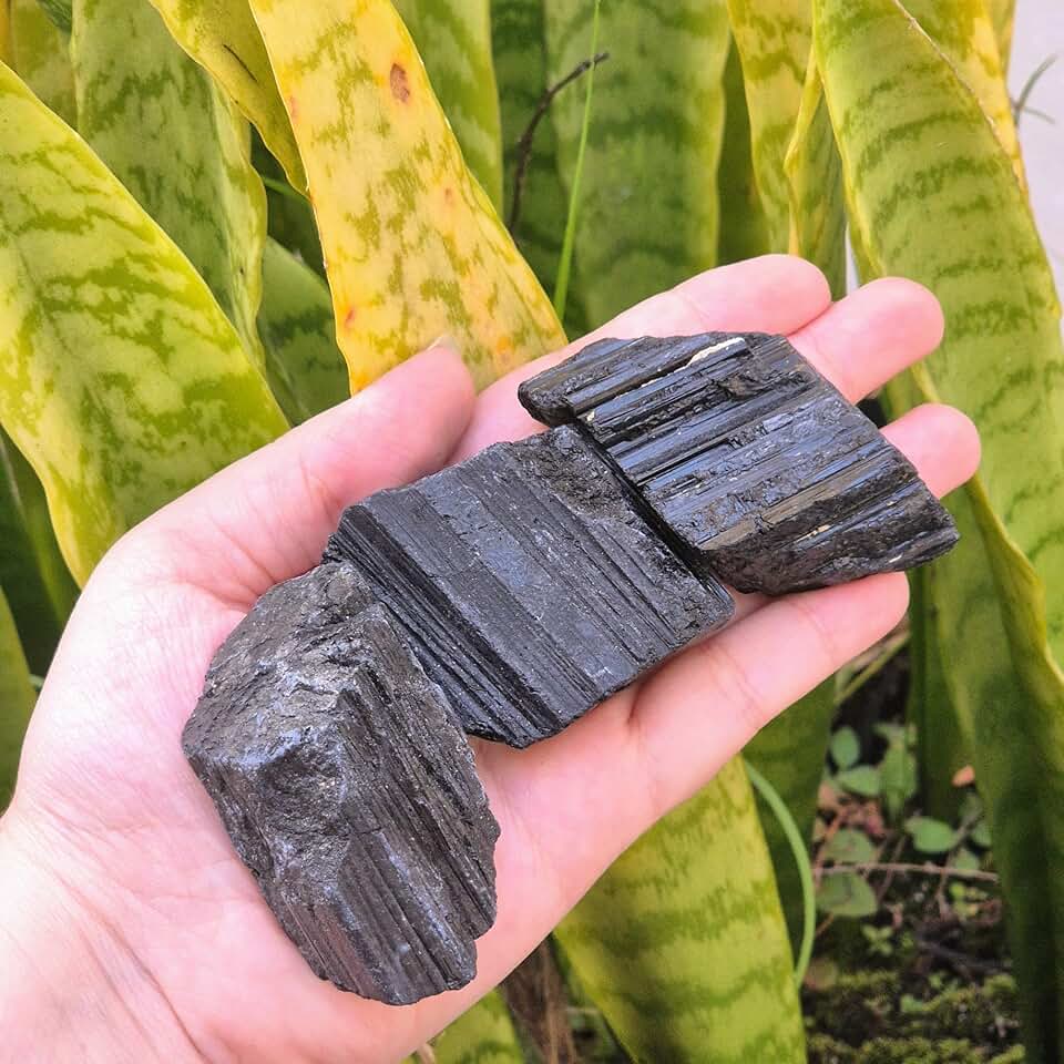 Turmalina Negra Pedra Natural Bruta Proteção Energética Mau Olhado Escudo Cristal (91g a 100g - uma unidade)