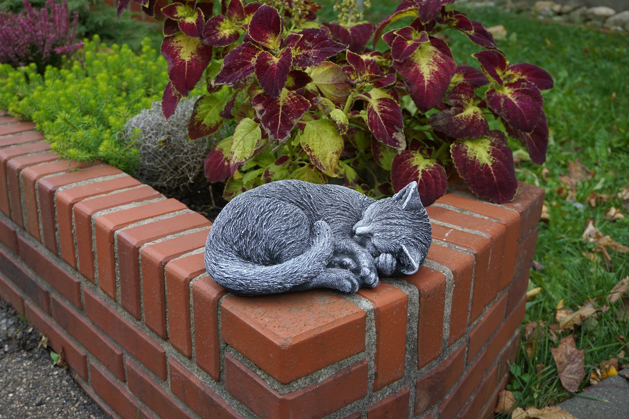 gartendekoparadies.de Śpiący kot antyczny, kamienna figurka, wys. 11 cm, 4,5 kg, wielokolorowa, odporna na mróz z odlewu kamiennego do użytku na zewnątrz