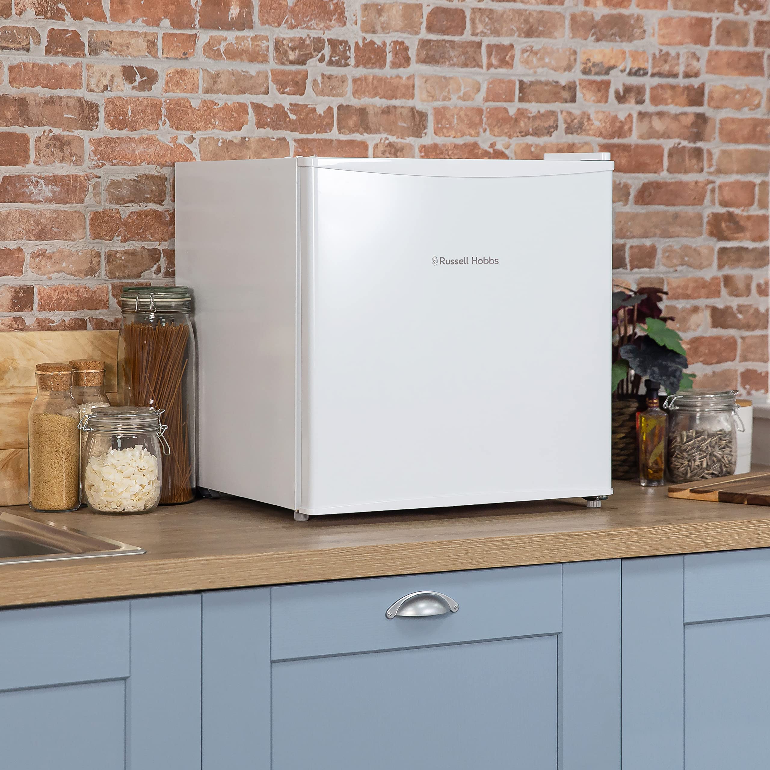 Russell Hobbs Rhttfz1-Eu, Freistehender Tischgefrierschrank, Kompakte Größe, Verstellbare Standfüße, Herausnehmbaren Gitterablagen, Gefriergerät für Büro, 31 Liter, Energieklasse F - Weiß
