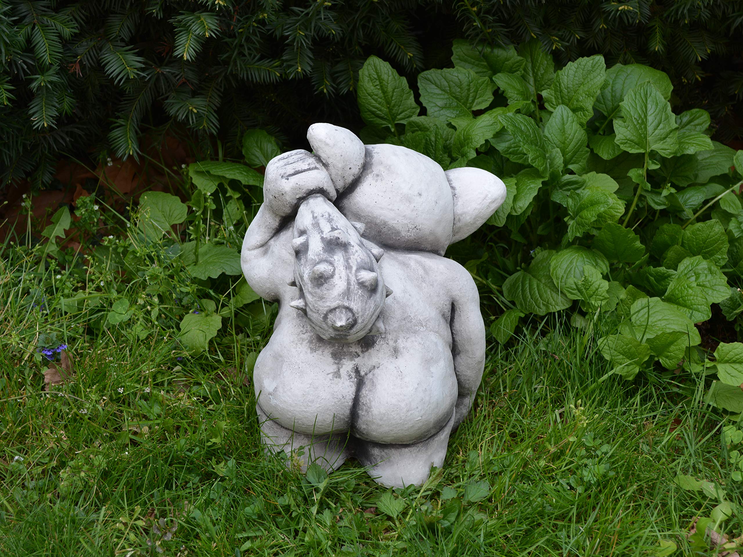 gartendekoparadies.de Massive Steinfigur lustiger XXL Troll Modell Neandertaler, Höhe 30 cm, Grau, 15 kg, Figur aus Steinguss frostsicher für den Außenbereich