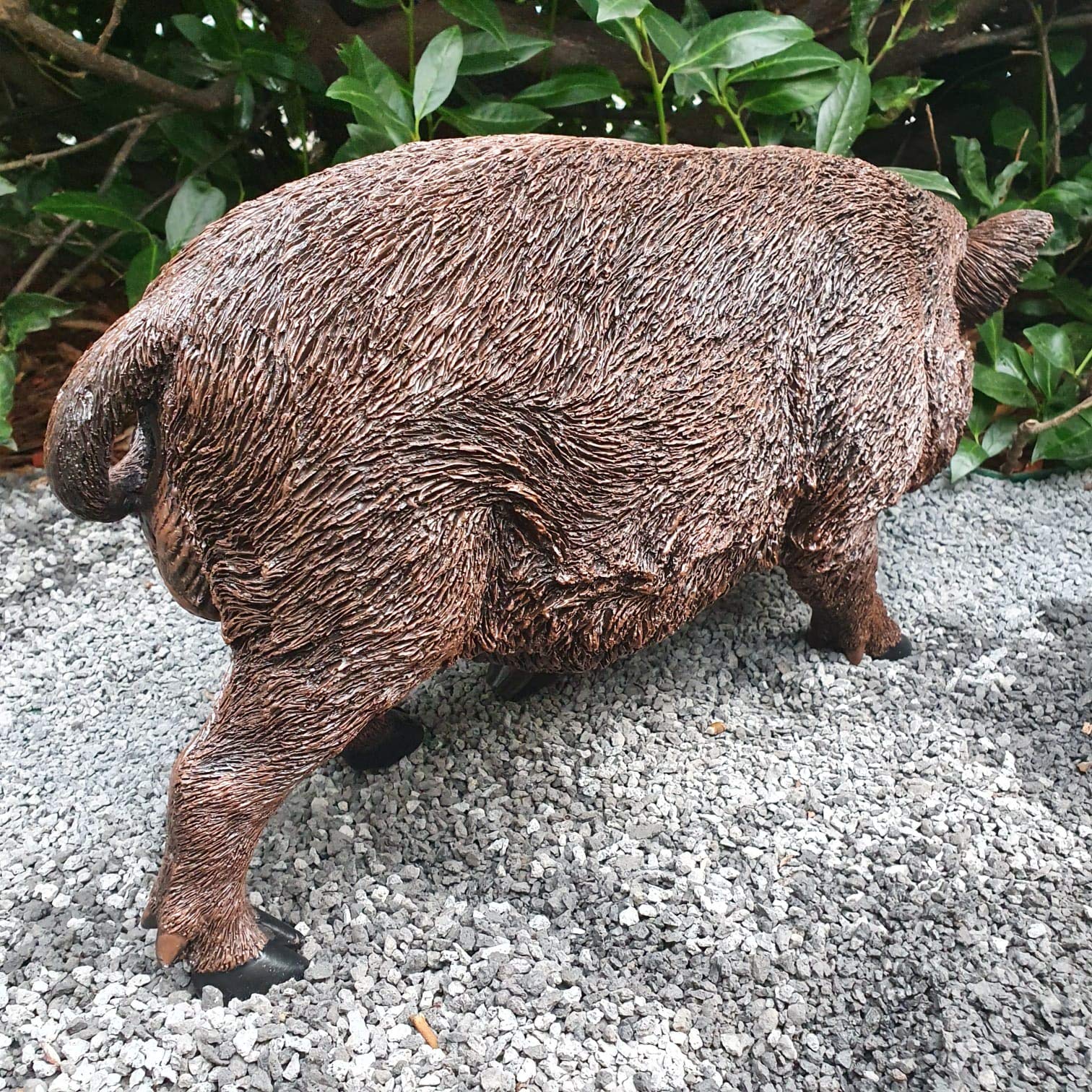 Gartenfigur Wildschwein Lauerstellung 58 cm Dunkelbraun – wetterfeste Wildschweinfigur Kunstharz, Waldtier Garten Deko für draußen