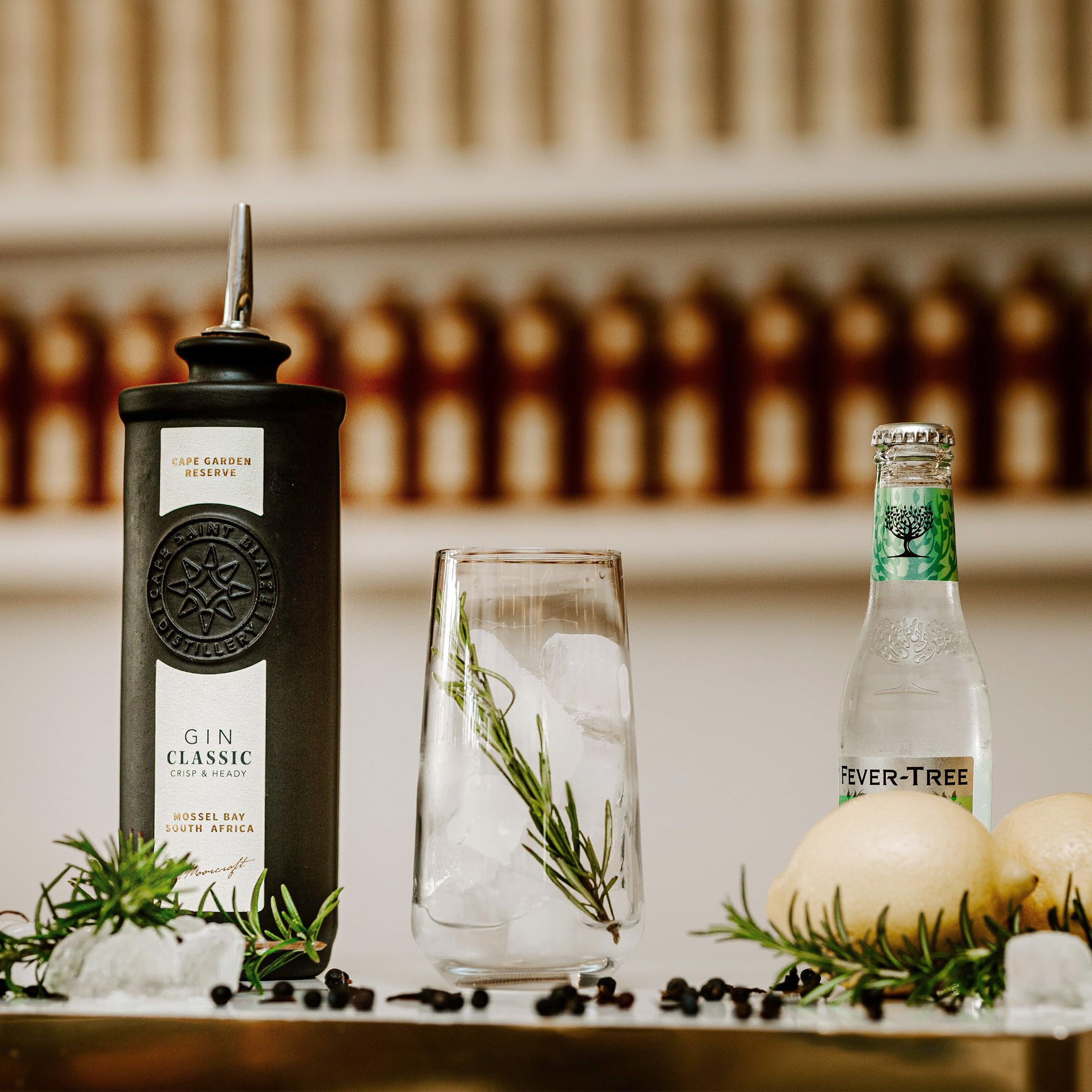 Cape Saint Blaize - Classic Gin | Holunderblüte, Wacholder, Rosmarin | London Dry Gin aus Südarika | Einzigartige Porzellanflasche | 700 ml