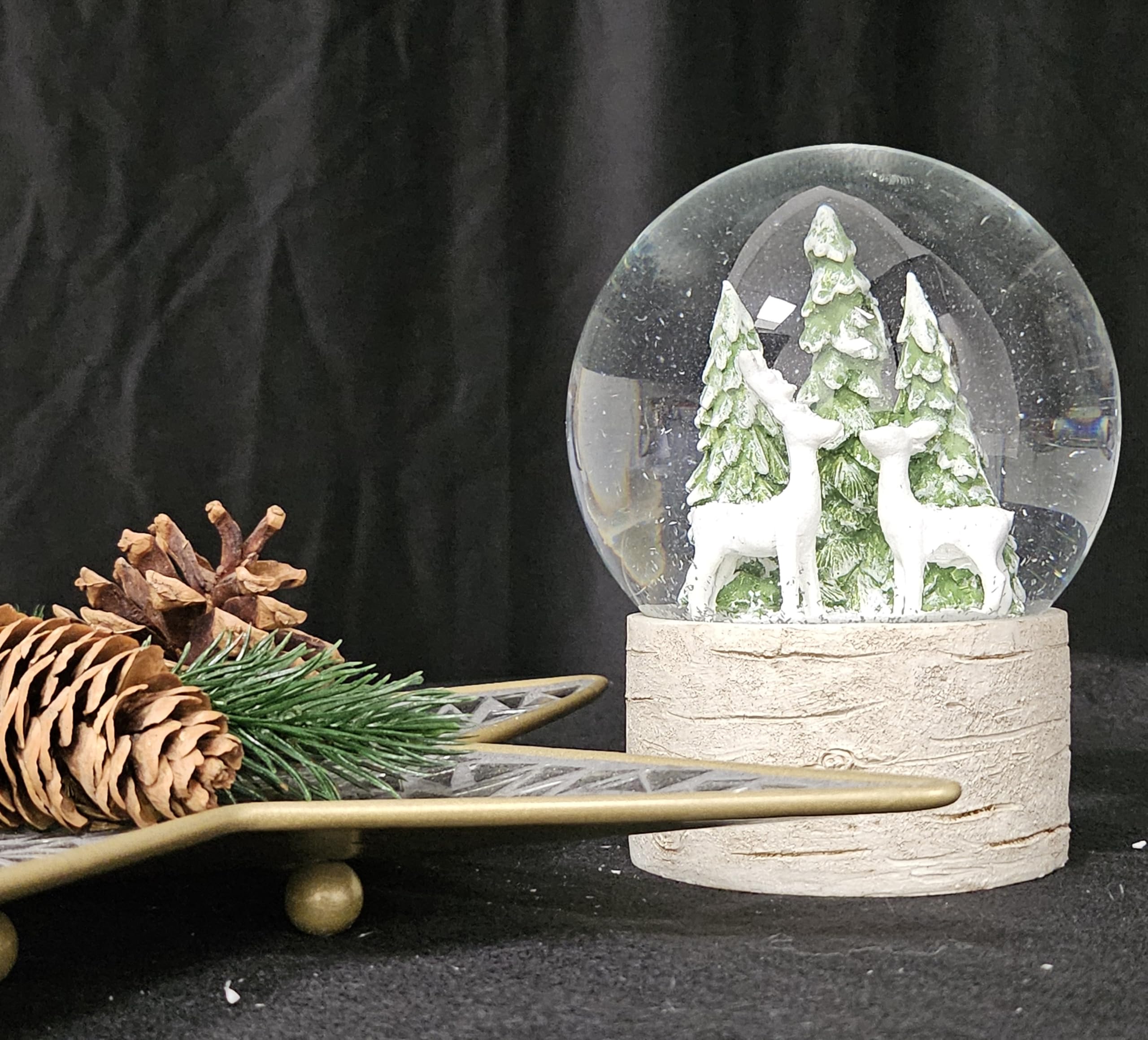Boule à neige de Noël | Magie de chalet Deux cerfs Sapin de Noël | Socle aspect bois | Hauteur : 12 cm Largeur : 10 cm | 20295 (2 cerfs socle bois)