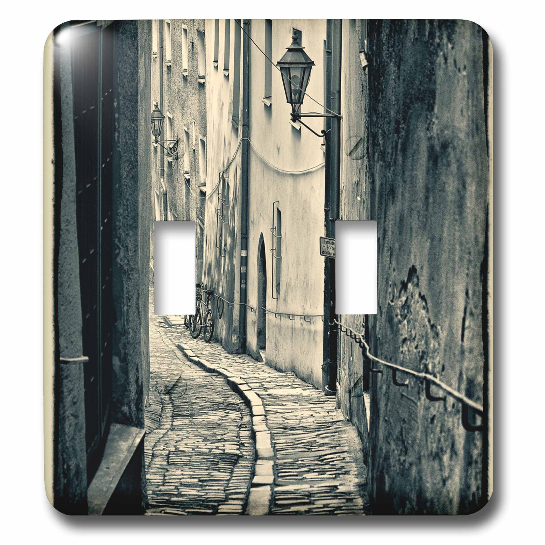 Allée étroite du village historique de Passau interrupteur double vintage
