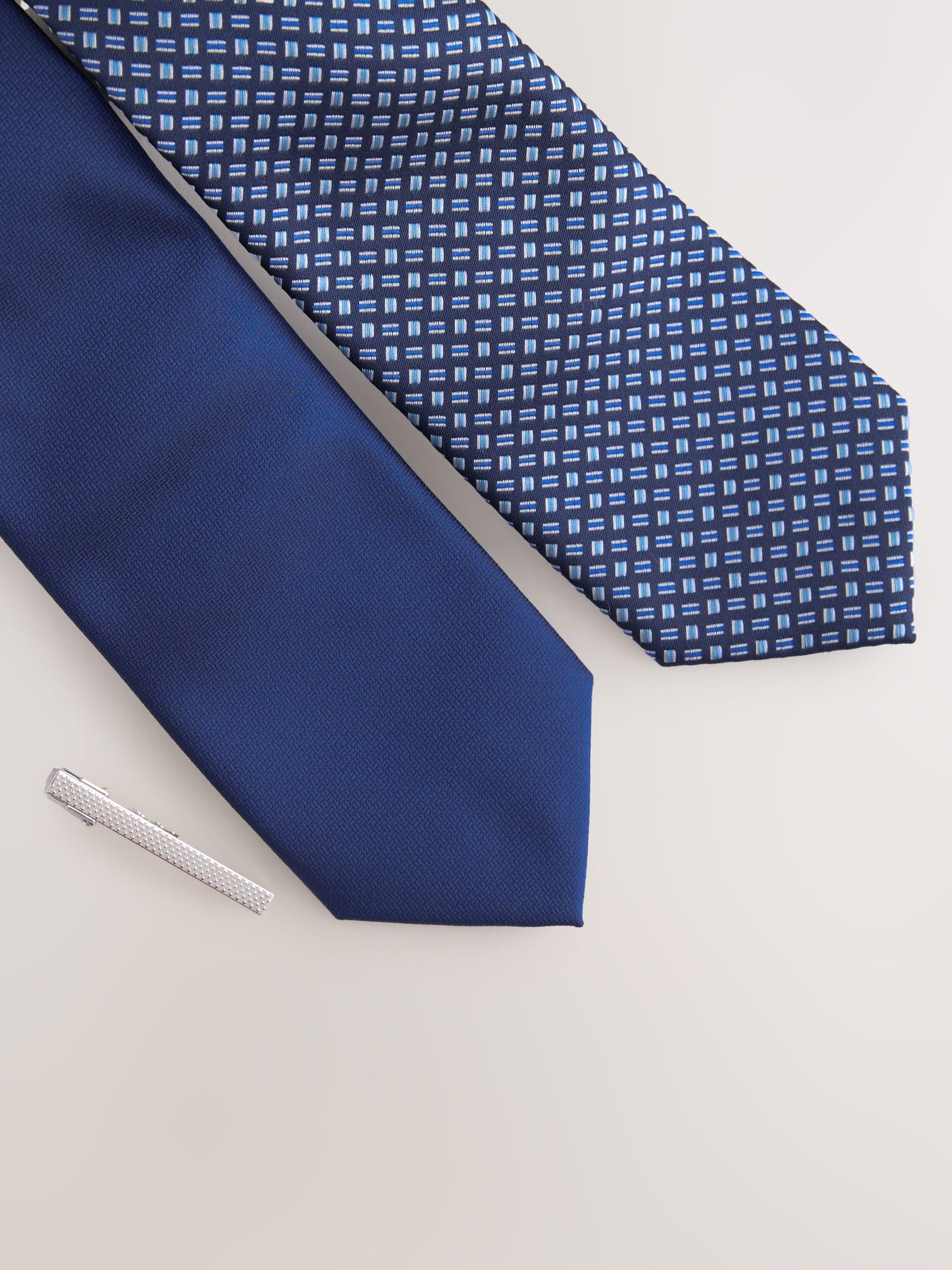 NEXT Hombres Pack de 2 corbatas texturizadas en mezcla de lino con pasador de corbata