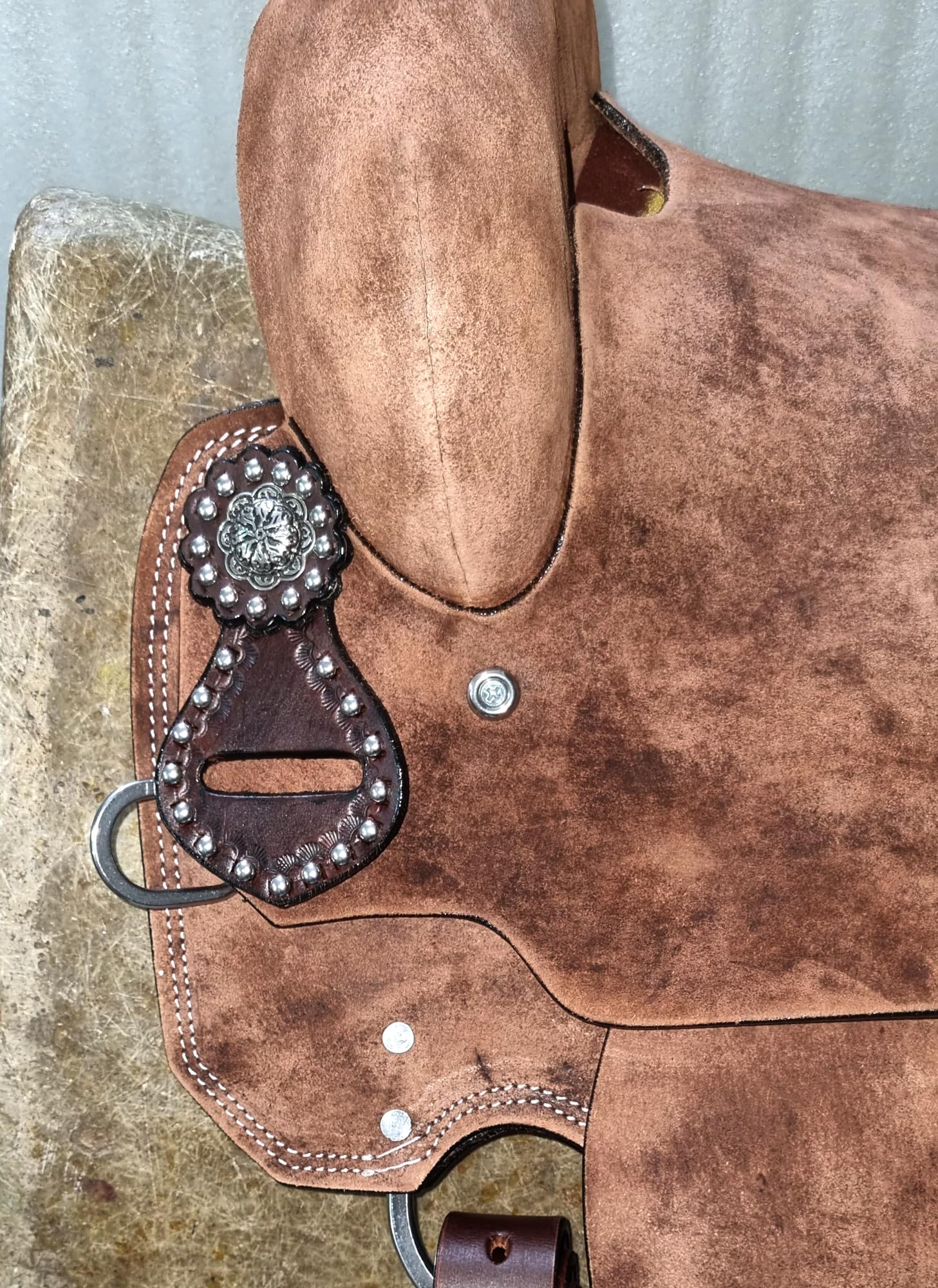 Western Youth Dzieci Dziecko Dorosły Barrel Horse Roughout Skórzane Siodło Zamszowe Siedzisko Buckstitch Design 25 cm do 45 cm ME-WLS-288