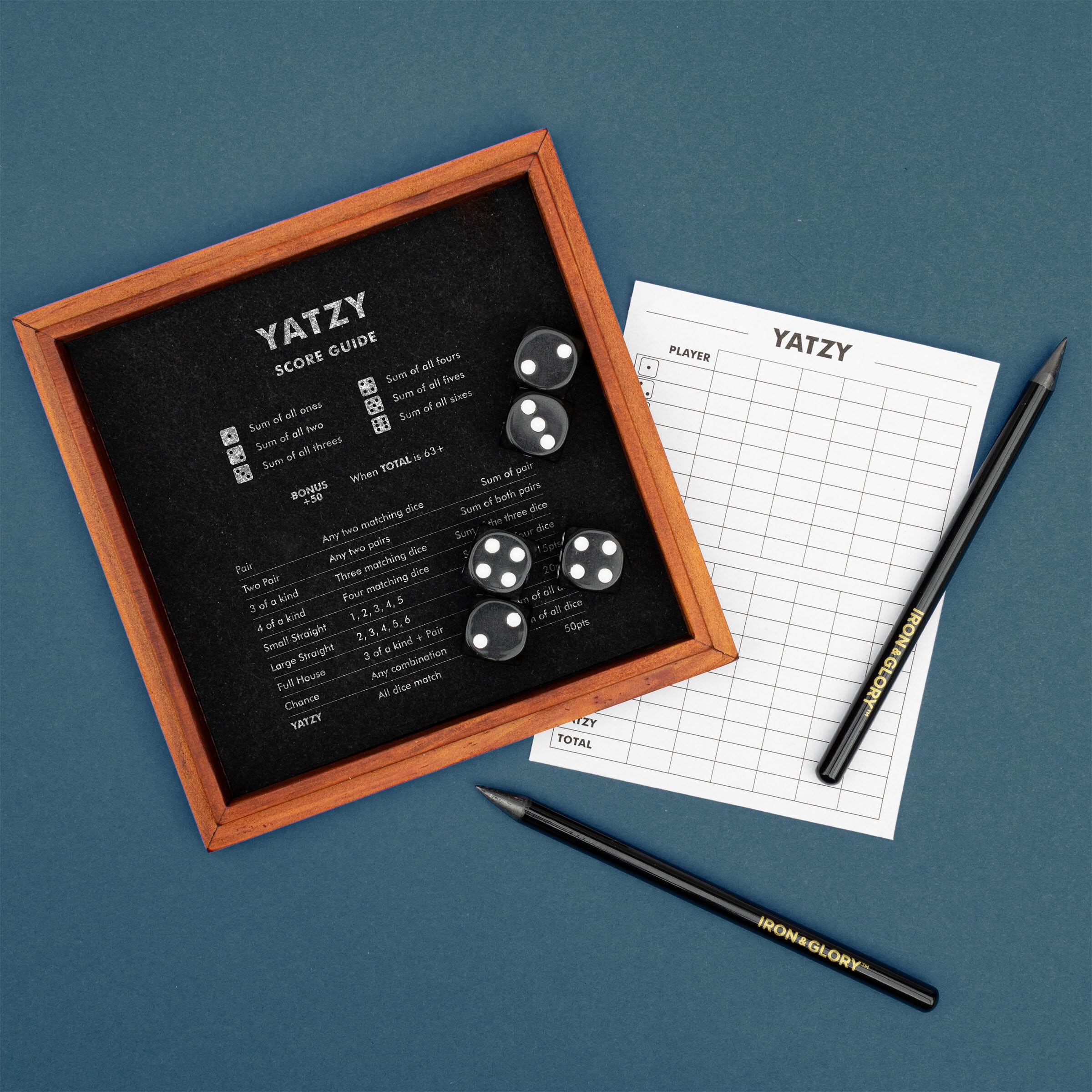 Iron & Glory - Giochi di dadi Yatzy | Giochi da tavolo in legno per la notte in famiglia | Decorazione per tavolini | Giochi da tavolo per famiglie per serate di giochi | Giochi per 4 giocatori e