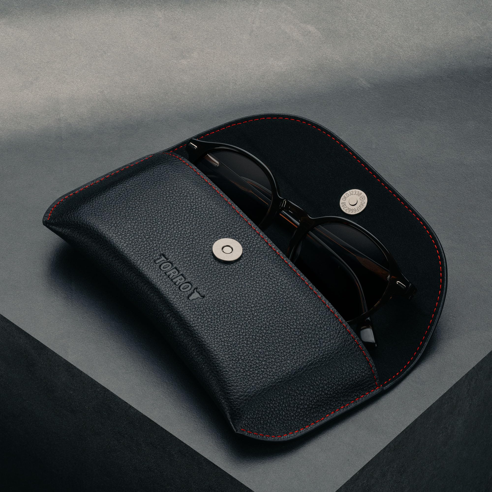 TORRO Estuche para Gafas de Sol y Anteojos en Cuero Genuino[Forro de Microfibra] [Cierre de Botón Pop] [Soporte Puente Nasal] [Ranura]