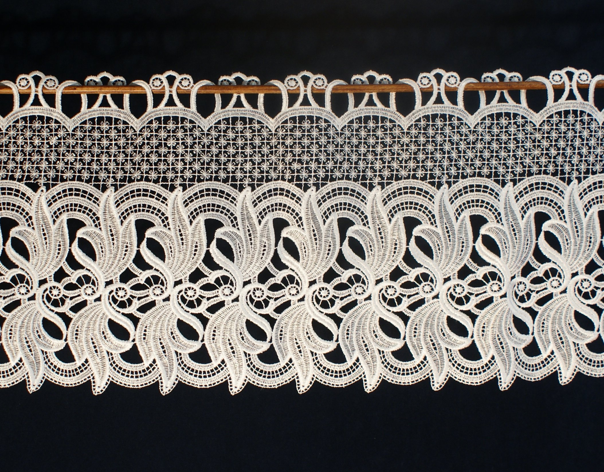 Plauener Spitze Original Gardine Scheibengardine mit Stangendurchzug, hochwertige Stickerei in Guipure Spitze, Höhe 36 cm, Breite 144 cm, Farbe Weiß