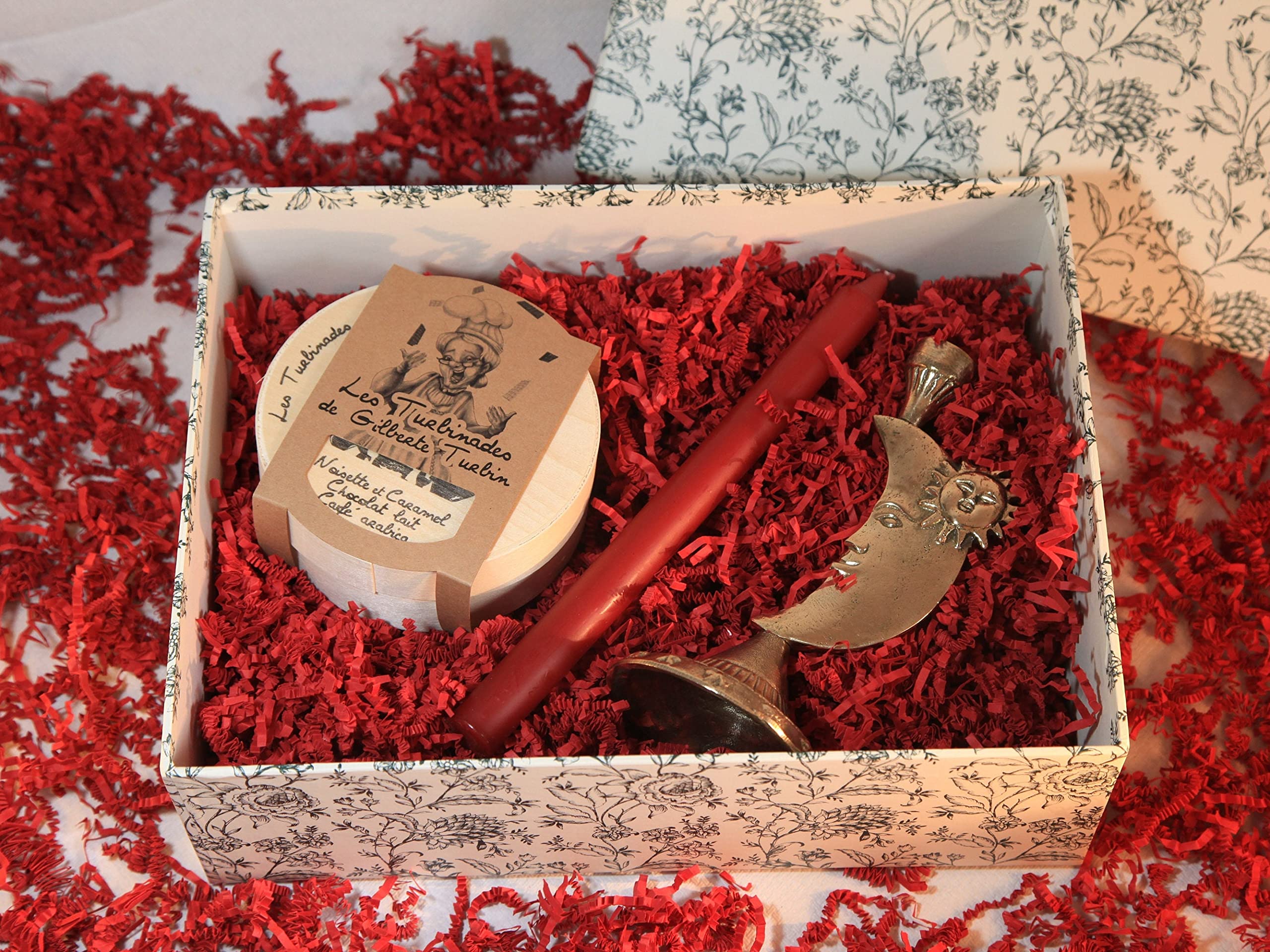 Coffret gourmand original chocolat bougie et carte cadeau pour une idée cadeau artisanale unique