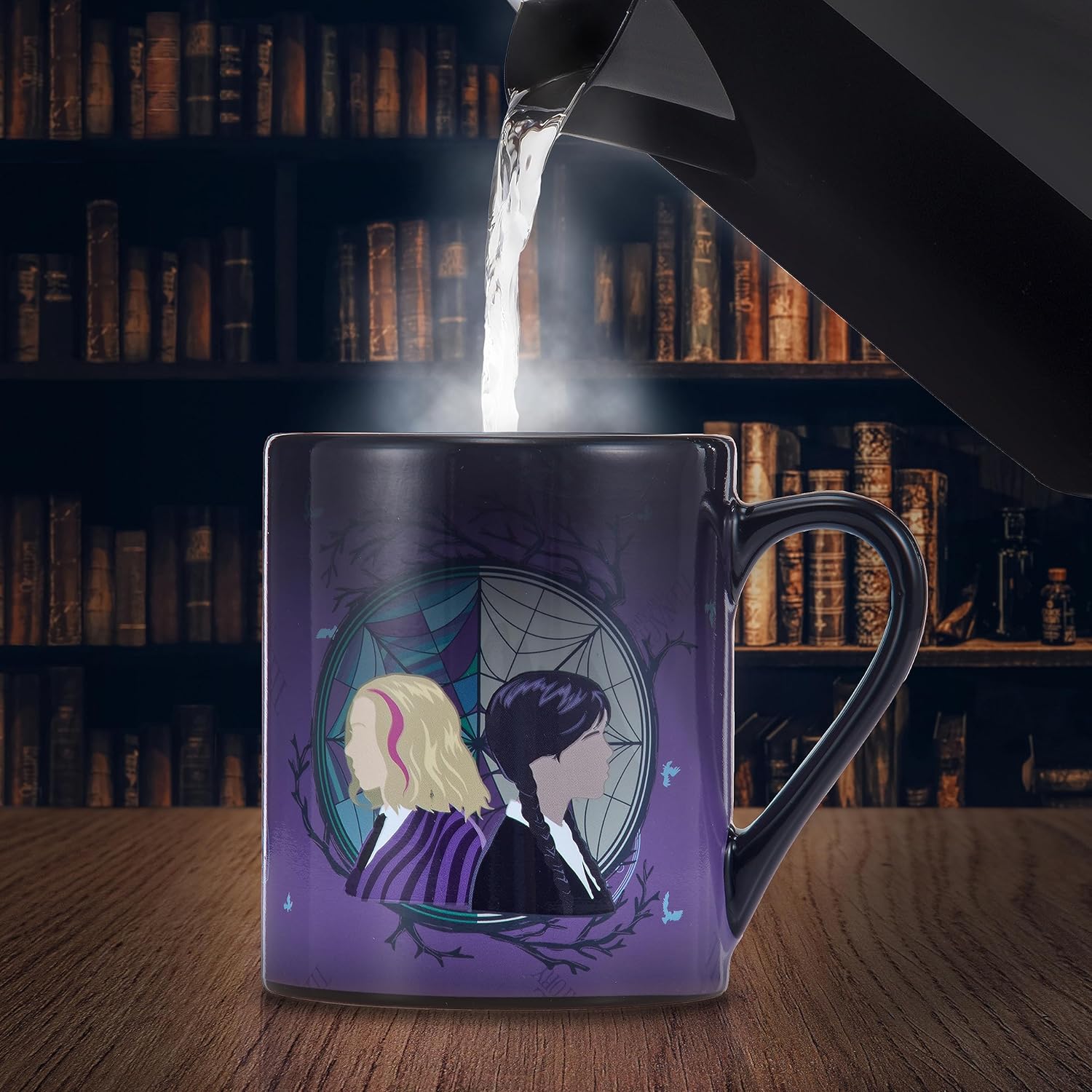 Taza innovadora de la serie de miércoles mostrando una imagen de la serie al entrar en contacto con el calor