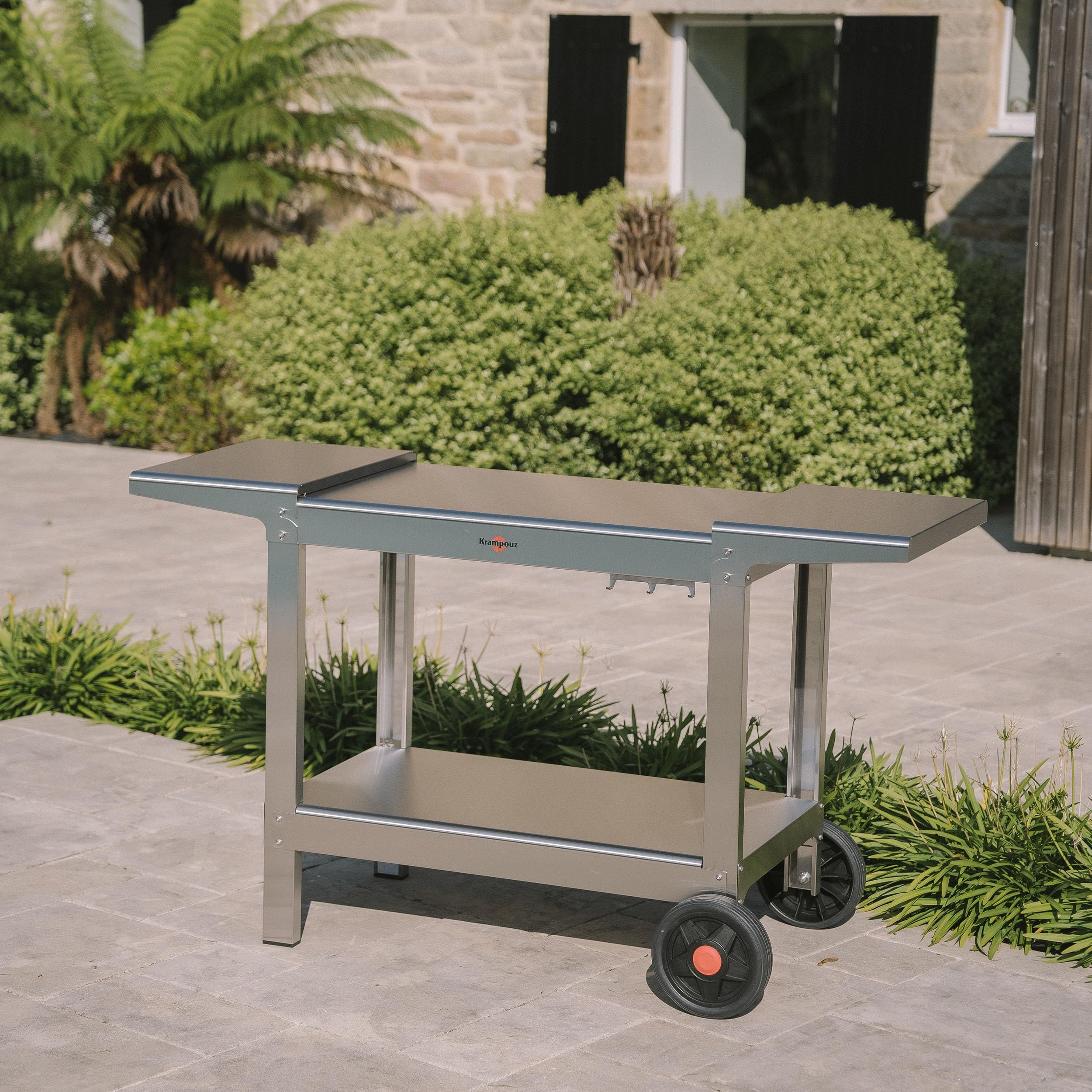 KRAMPOUZ Outdoor-Wagen Plein AIR für Planchas oder Grillgeräte - Servierwagen aus Edelstahl - 2 große Ebenen - 2 große Räder - 2 herunterklappbare Seitenteile mit Haken von Utensilien