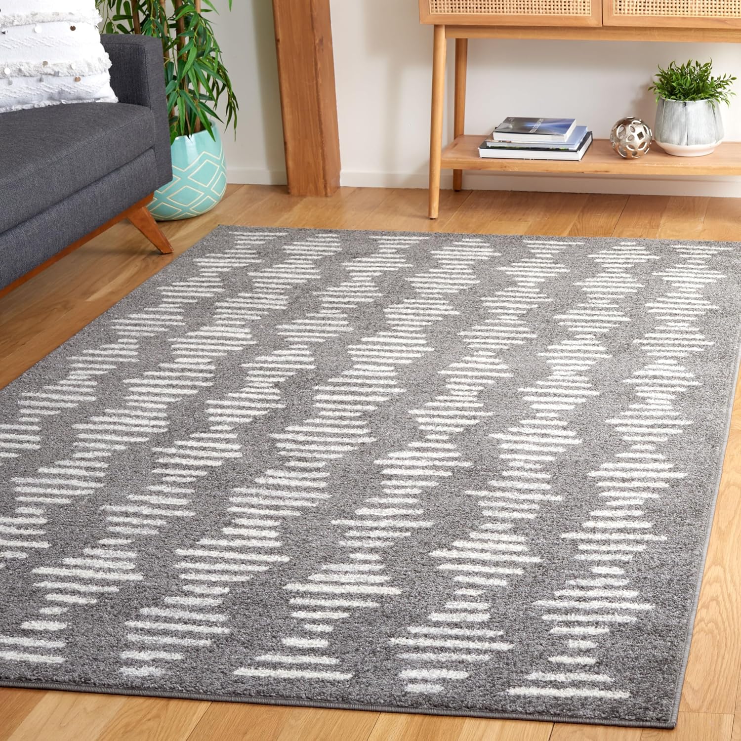 SAFAVIEH Tulum Collection Area Rug - 4'5" x 6'5", Dark Grey & Ivory, Modern Boho Design, Non-Shedding & Easy to Clean, Ideal for Living Room, Bedroom, Dining Space (TUL644H)