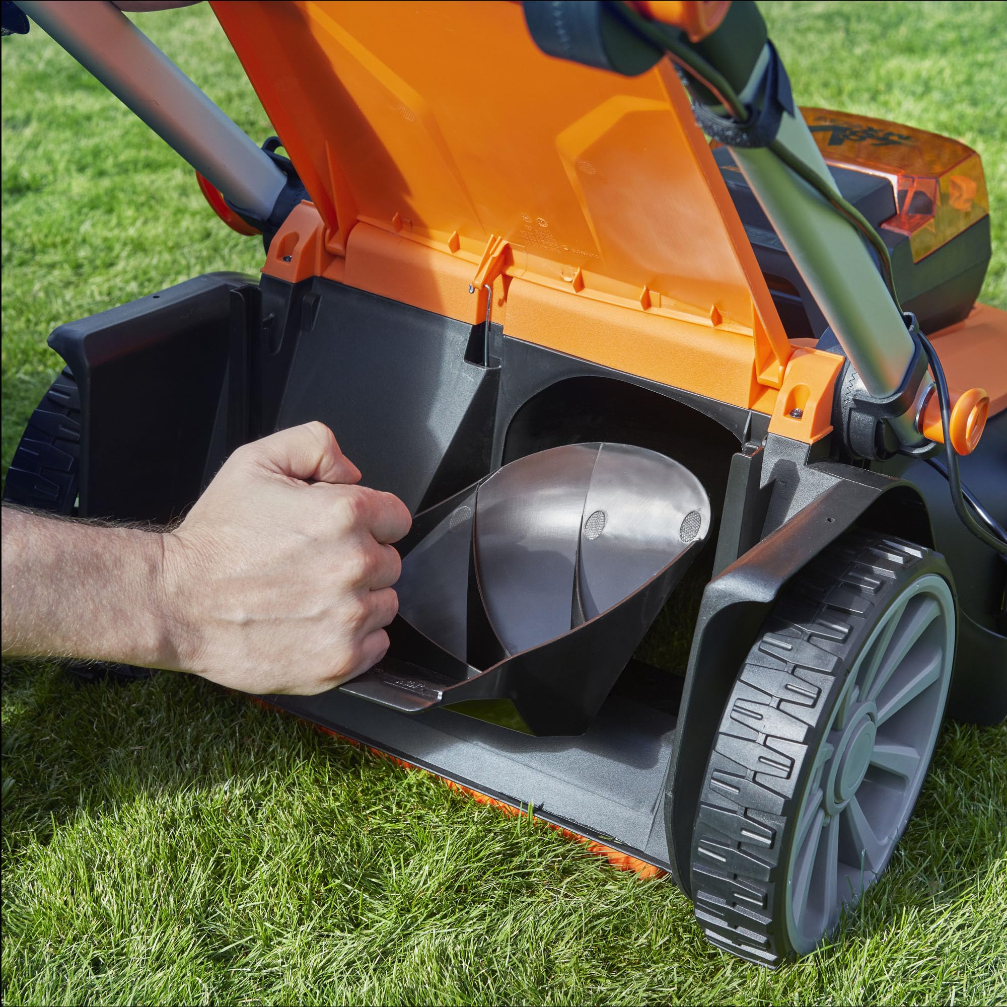 LawnMaster Tosaerba a batteria da 48 V, 46 cm, set di 2 batterie MX 24 V 4,0 Ah, 2 caricatori rapidi, rullo posteriore, espulsione laterale dell'erba e funzione pacciamatura, tosaerba a batteria per