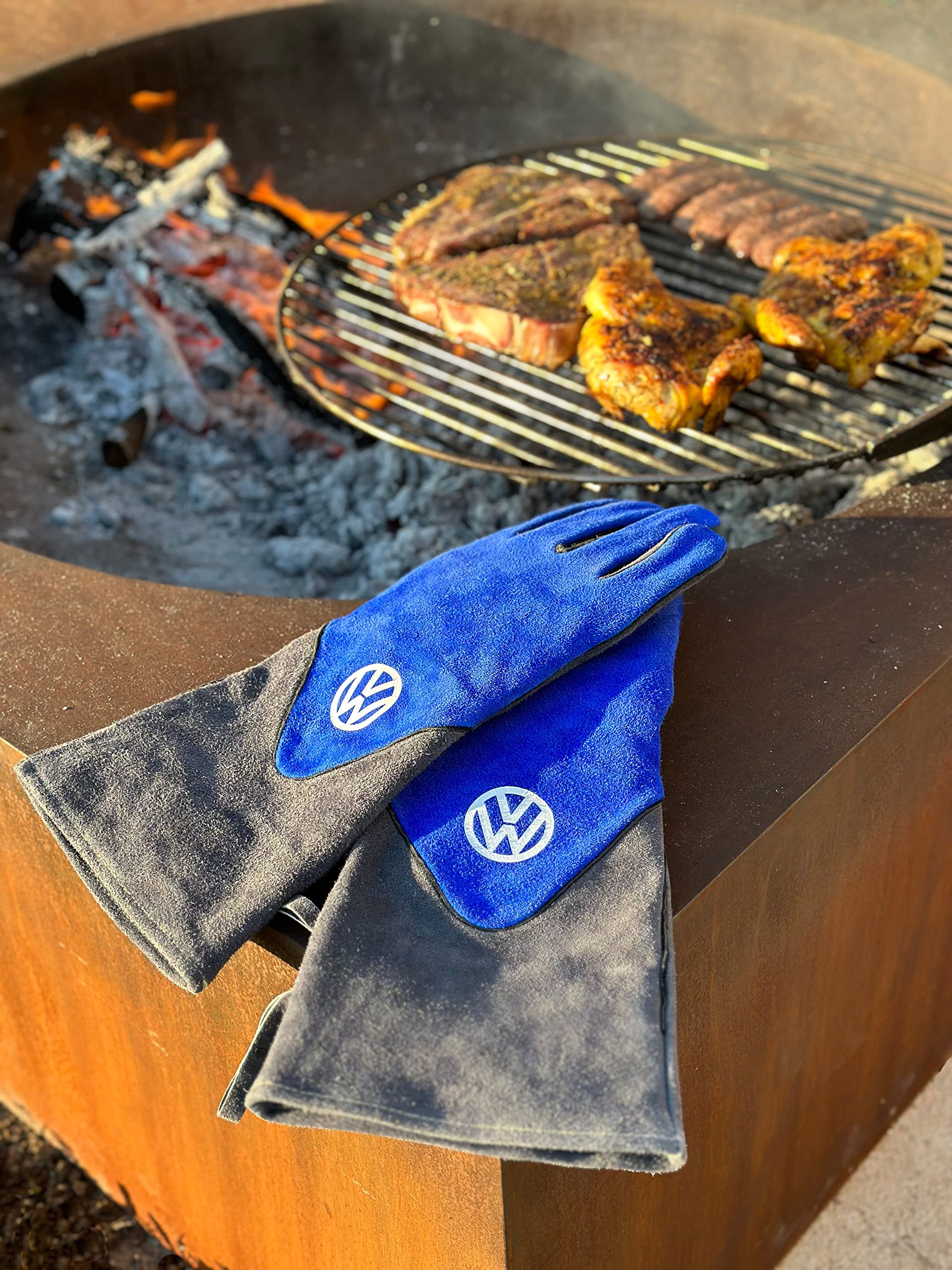 BRISA VW Collection - T1 Bus Pulmino Guanti Barbecue in Pelle Bovina | Volkswagen Protezione Mani e Avambracci per Grill, Resistente al Calore 500°C, Kevlar, Fodera in Cotone, passante, Blu