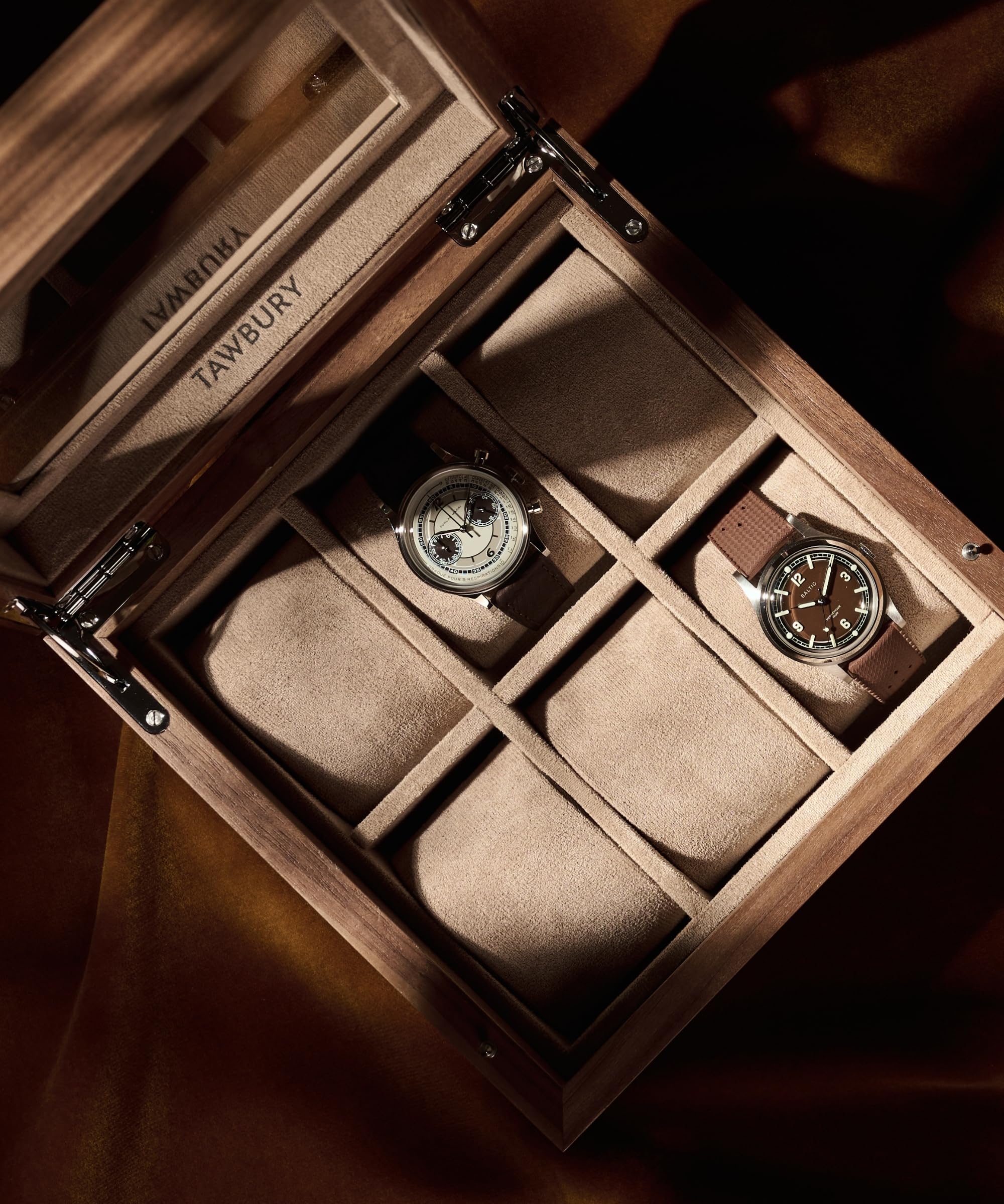 TAWBURY Custodia per orologi in legno, con 6 scomparti, per uomini e donne, con display in vetro, interno protettivo completamente foderato e cuscini larghi 5 cm per orologi piccoli e grandi (noce