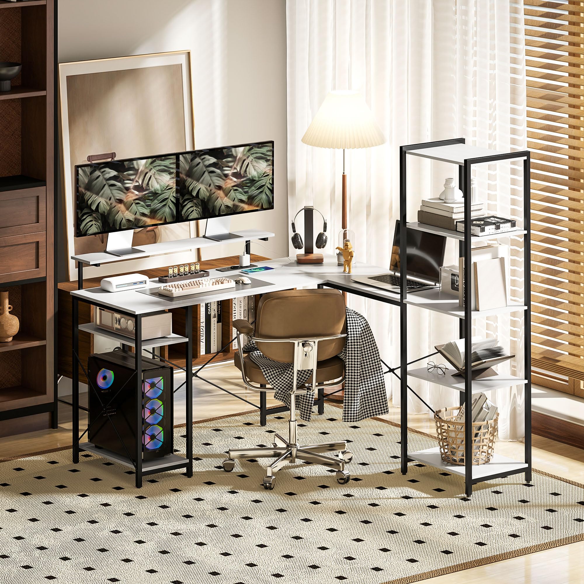 HOMCOM Scrivania Angolare per Computer 137x140cm ad L Reversibile Nero | Doppio Supporto per Monitor, Prese Elettriche, Tavolo per PC con Libreria, per Ufficio Studio e Camera da Letto