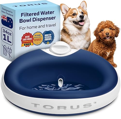 TORUS Dispensador de agua portátil filtrado para perros actualizado 2025, 1 litro34 onzas, dispensador automático de agua para mascotas, sin