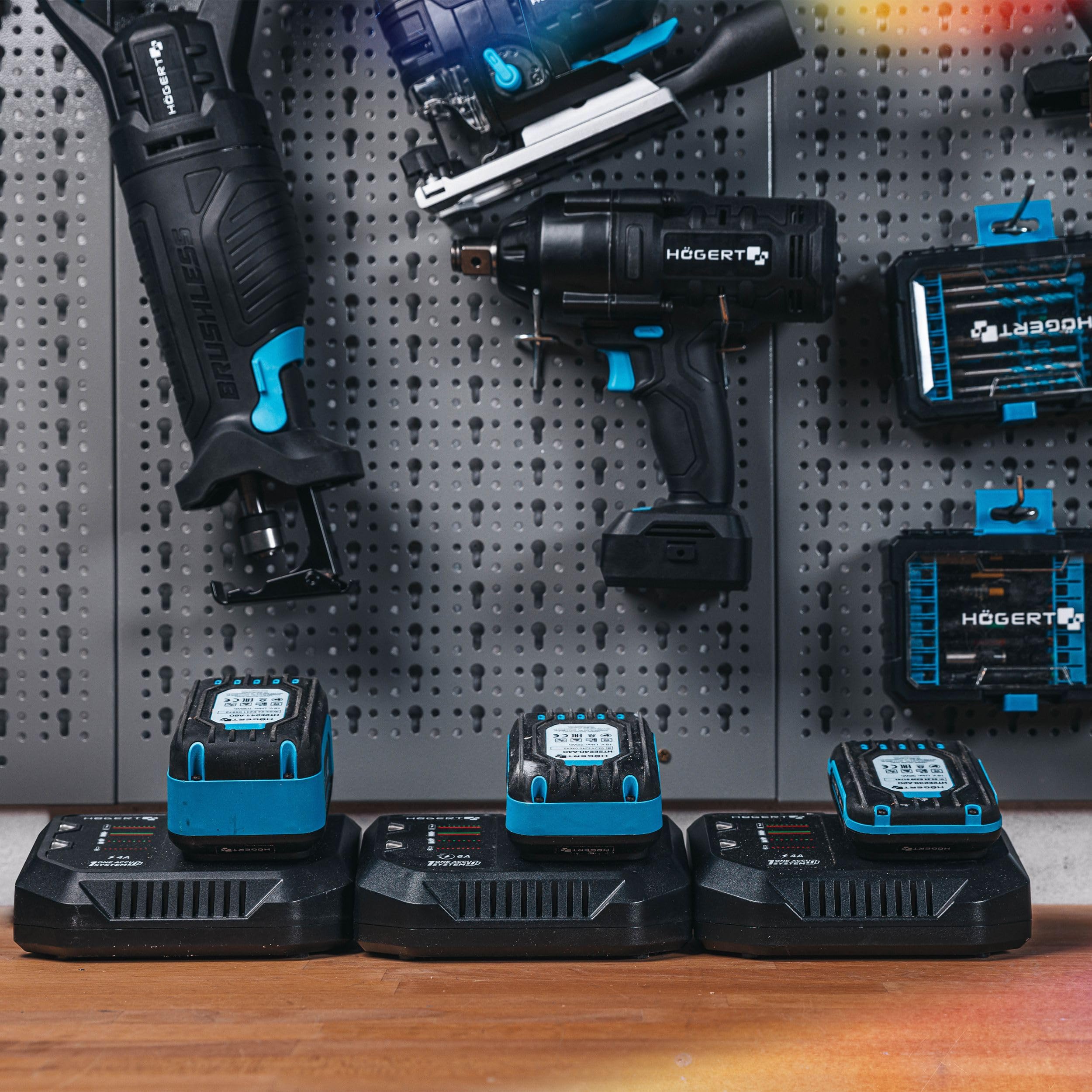 HÖGERT TECHNIK Juego de destornilladores de impacto inalámbricos, 18 V, 200 Nm, par de torsión, batería de 4,0 Ah, cargador de 4 A, maletín, motor sin escobillas, iluminación LED, protección contra