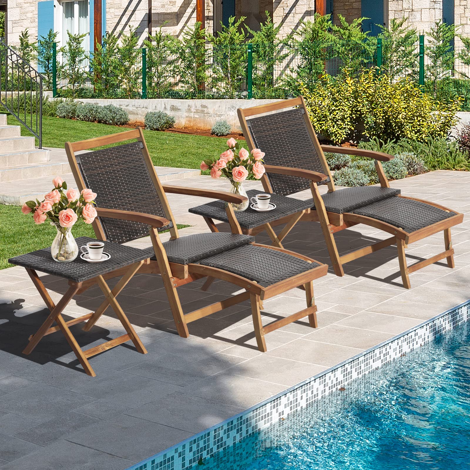 GIANTEX Juego de Tumbonas de Patio, Tumbona Plegable de Exterior de Madera con Mesa Auxiliar, Asiento y Tablero de Ratán con Reposabrazos y Otomana Retráctil para Patio, Piscina