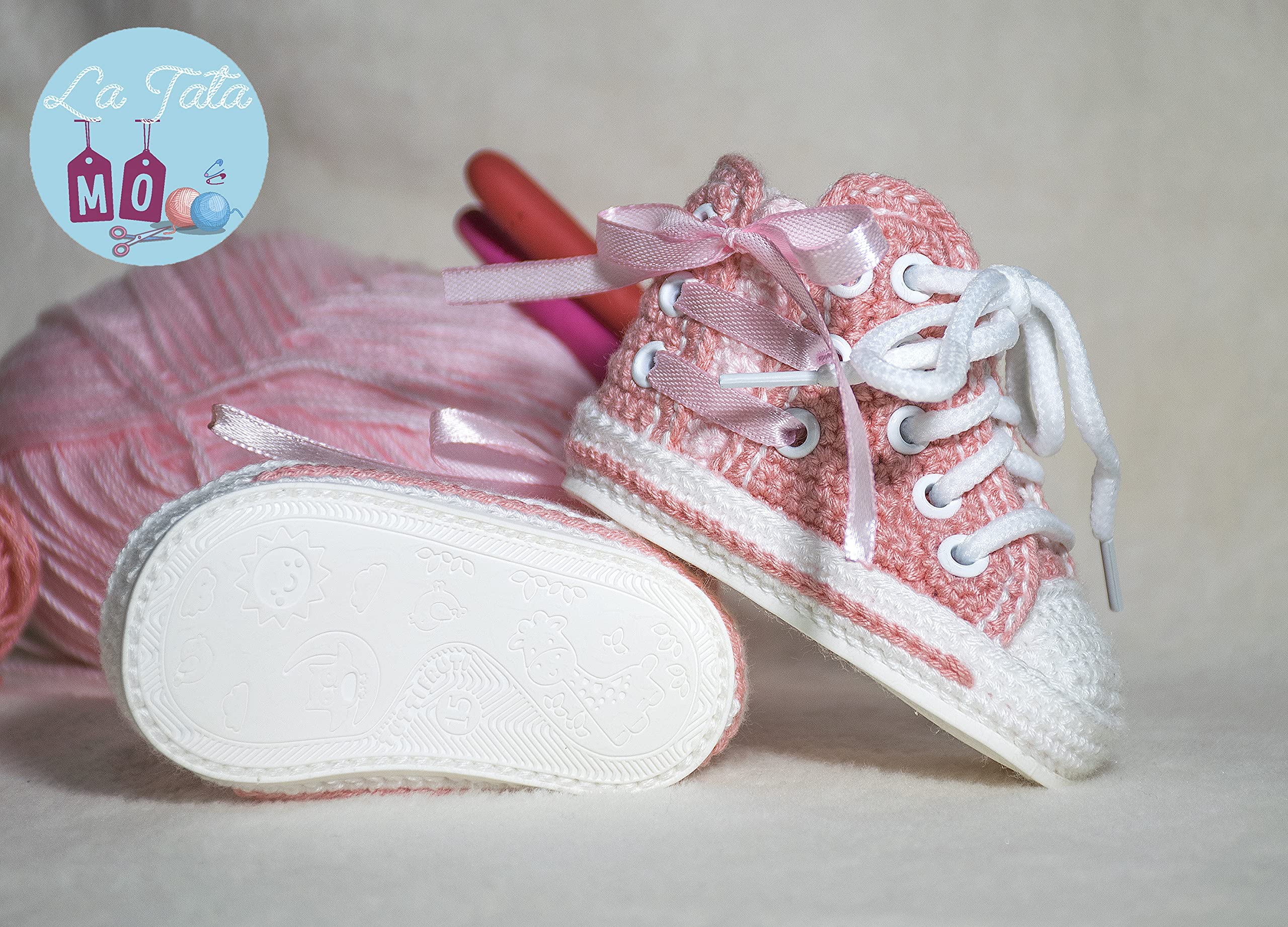 Gehäkelte Neugeborenen-Babyschuhe, personalisiert und handgefertigt, High-Top-Sneaker mit dekorativer Schleife, erhältlich in allen Babygrößen – 0 bis 12 Monate.
