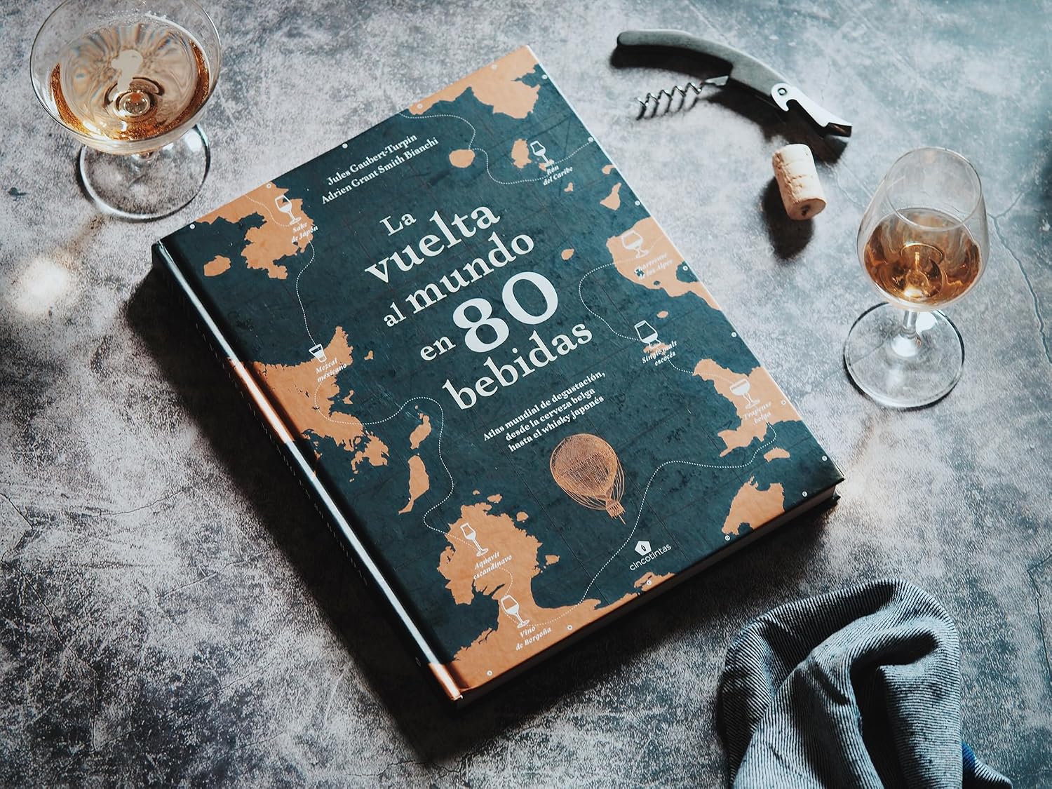 La vuelta al mundo en 80 bebidas: Atlas mundial de degustación, desde la cerveza belga hasta el whisky japonés (Spanish Edition)