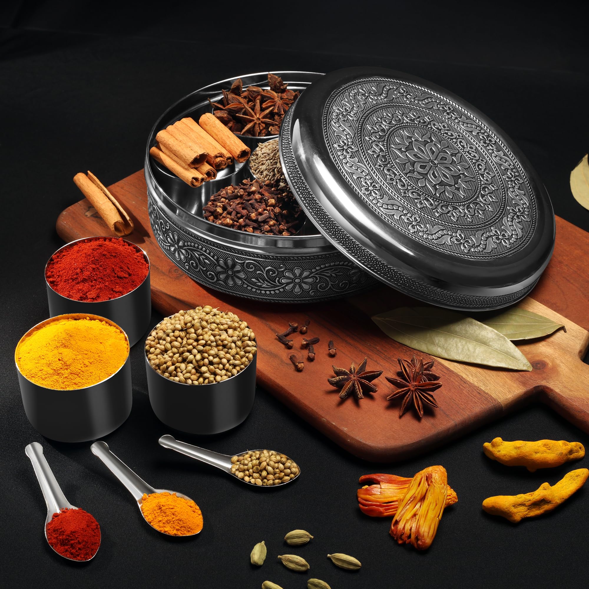 KSJONE Masala Dabba Design – Boîte à épices indienne en acier inoxydable de 8 pouces, avec 7 compartiments individuels, cuillères de service et couvercle – Organiseur d'épices poli miroir