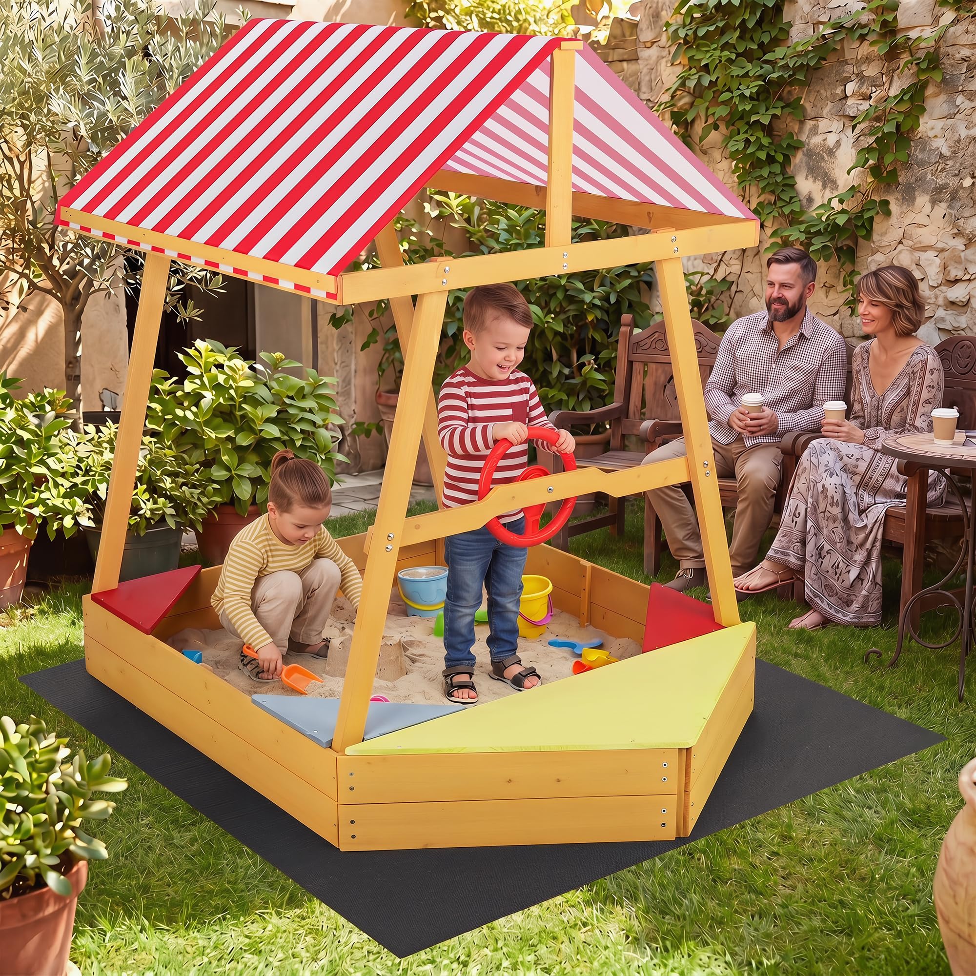 HOMASIS Bac à Sable en Bois pour Enfants, Jeu Extérieur en Forme Bateau avec Toit Oxford, Volant Pivotant, 4 Sièges d’Angle, Tapis de Sol, Fond Ouvert pour Drainage,103 x 135 x 140 cm, 18 Mois+