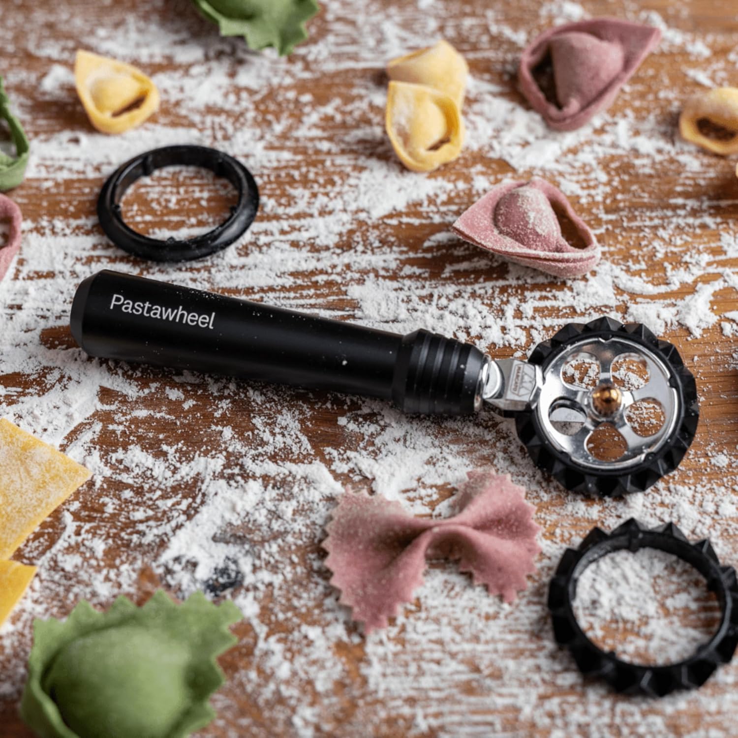 Marcato Pastawheel Dough Cutter & Crimper, Black. Comes with 3 Interchangeable Wheels -Straight Cut, Tight Zig-Zag, & Wide Zig-Zag. Made in Italy
