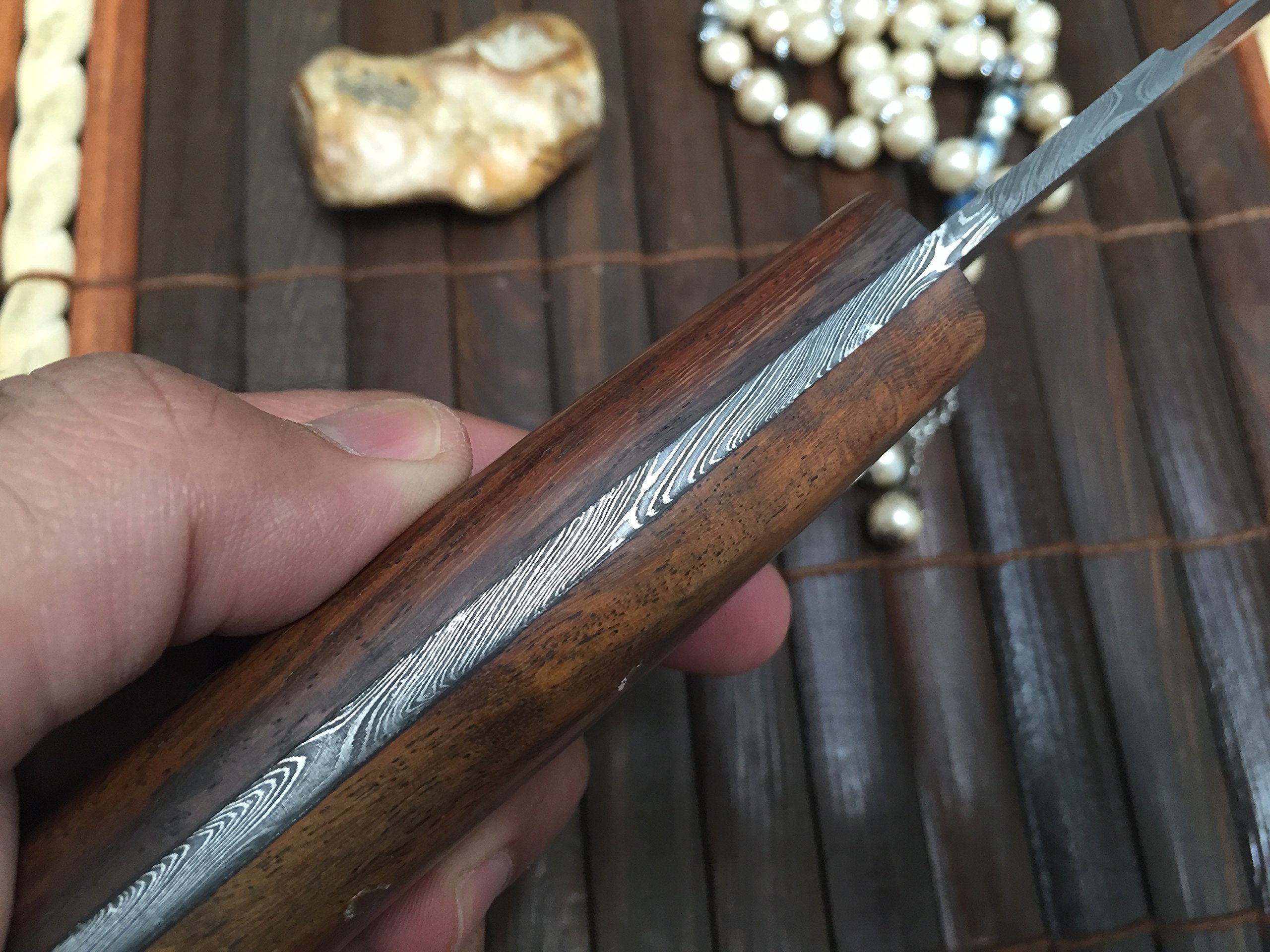Coltello da caccia, con fodero, in acciaio damascato