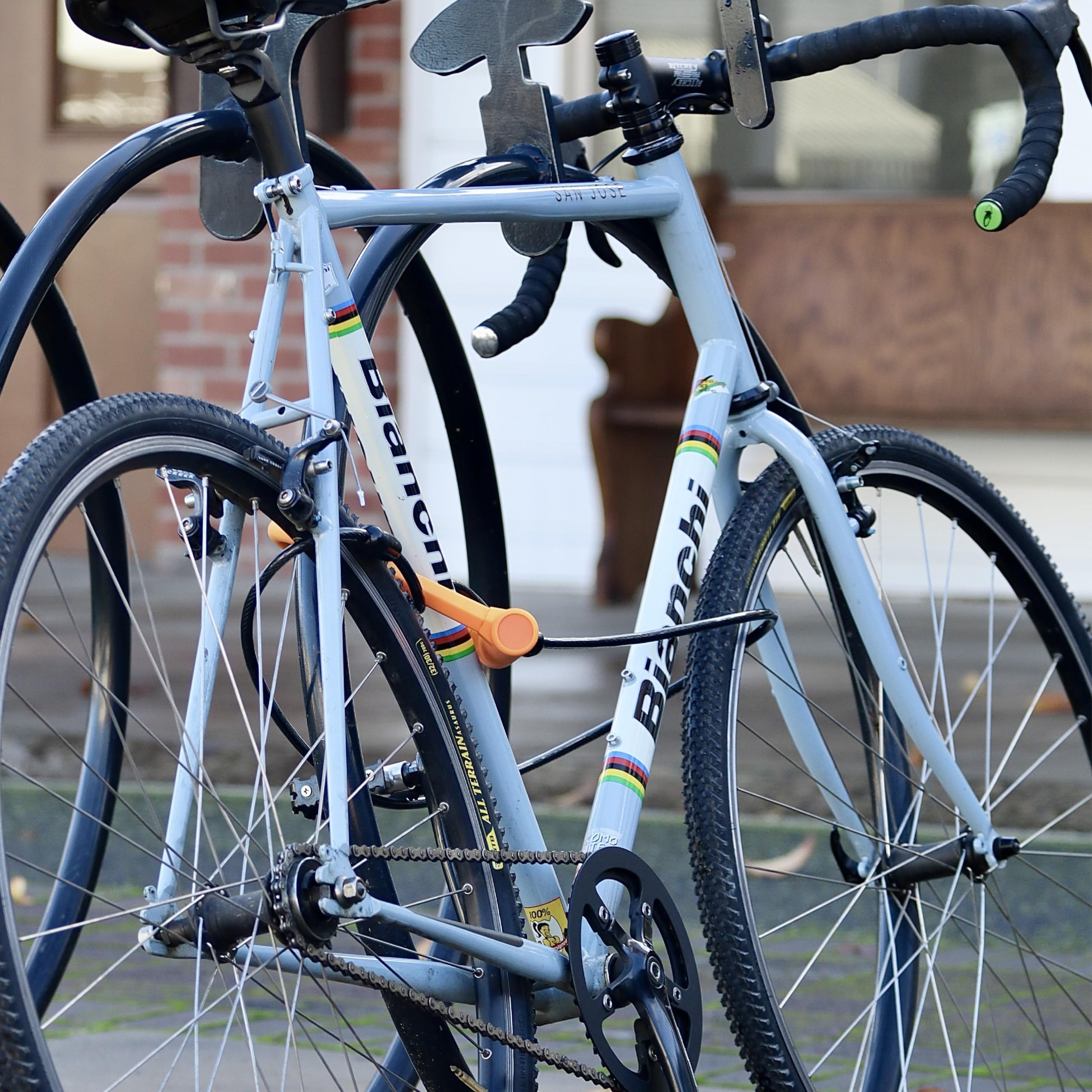 OTTOLOCK Sidekick Compact U-Lock i wiązka kabli, wytrzymała, antykradzieżowa, z kluczami, powlekana silikonem, akcesoria rowerowe, kolor pomarańczowy