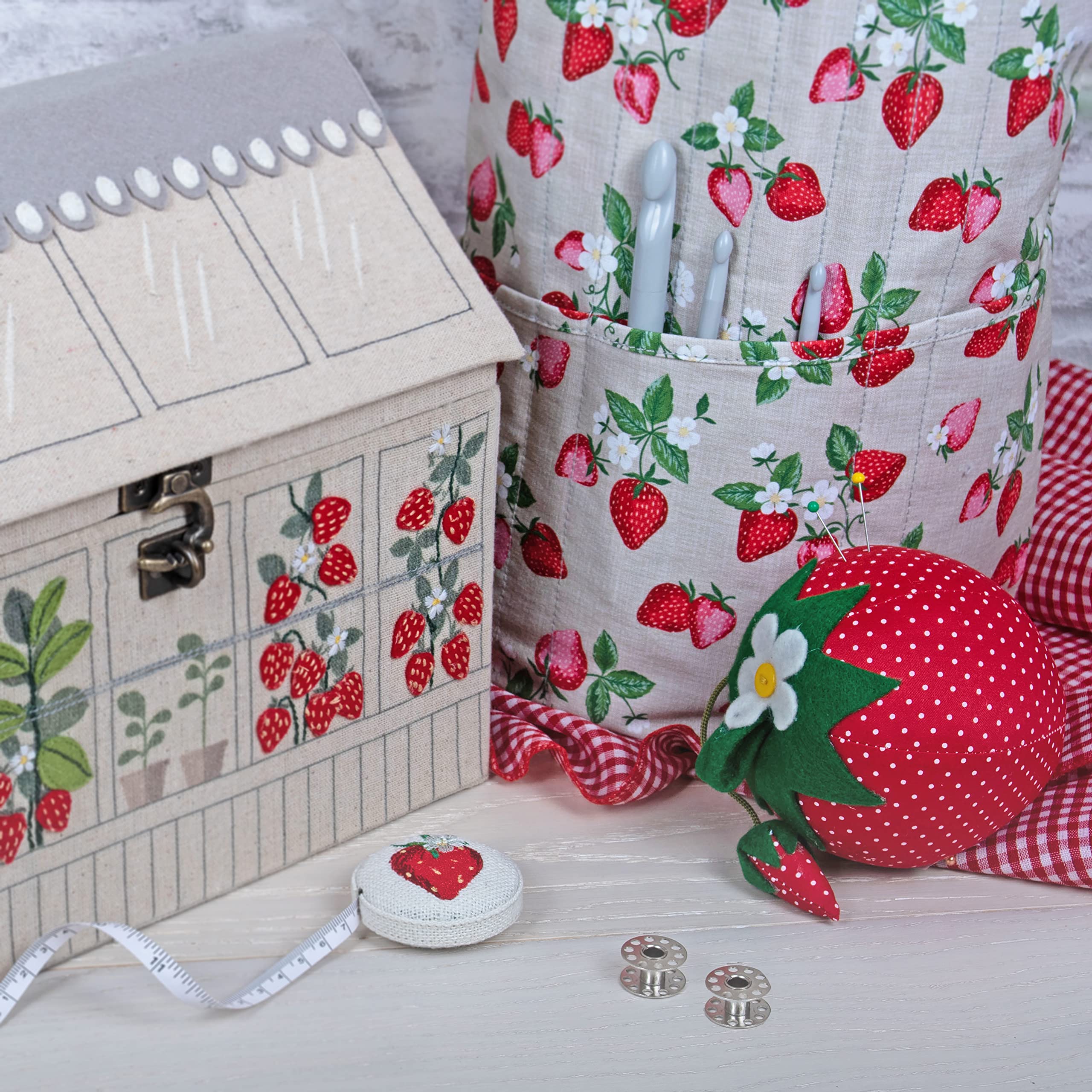 Hobby Gift Nadelkissen aus Stoff, 6,5 x 6,5 x 9 cm, Erdbeere