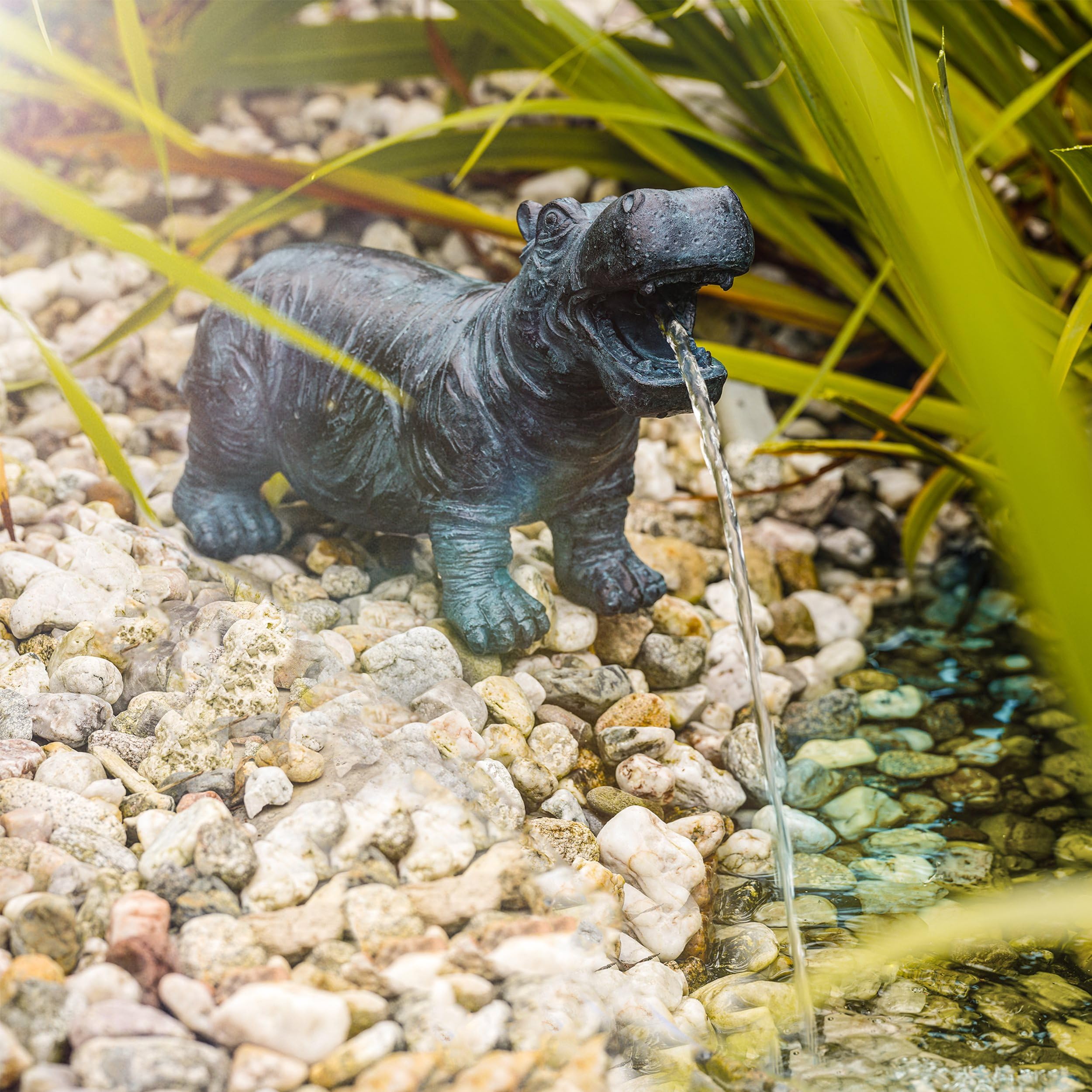 Esotec Solar Wasserspeier Set Hippo Nilpferd, Solarpumpe, Teichfigur Gartenfigur Gartenstatue, Tauchpumpe, Gartenbrunnen, Springbrunnen für außen Outdoor, Vogeltränke H=20cm 101658