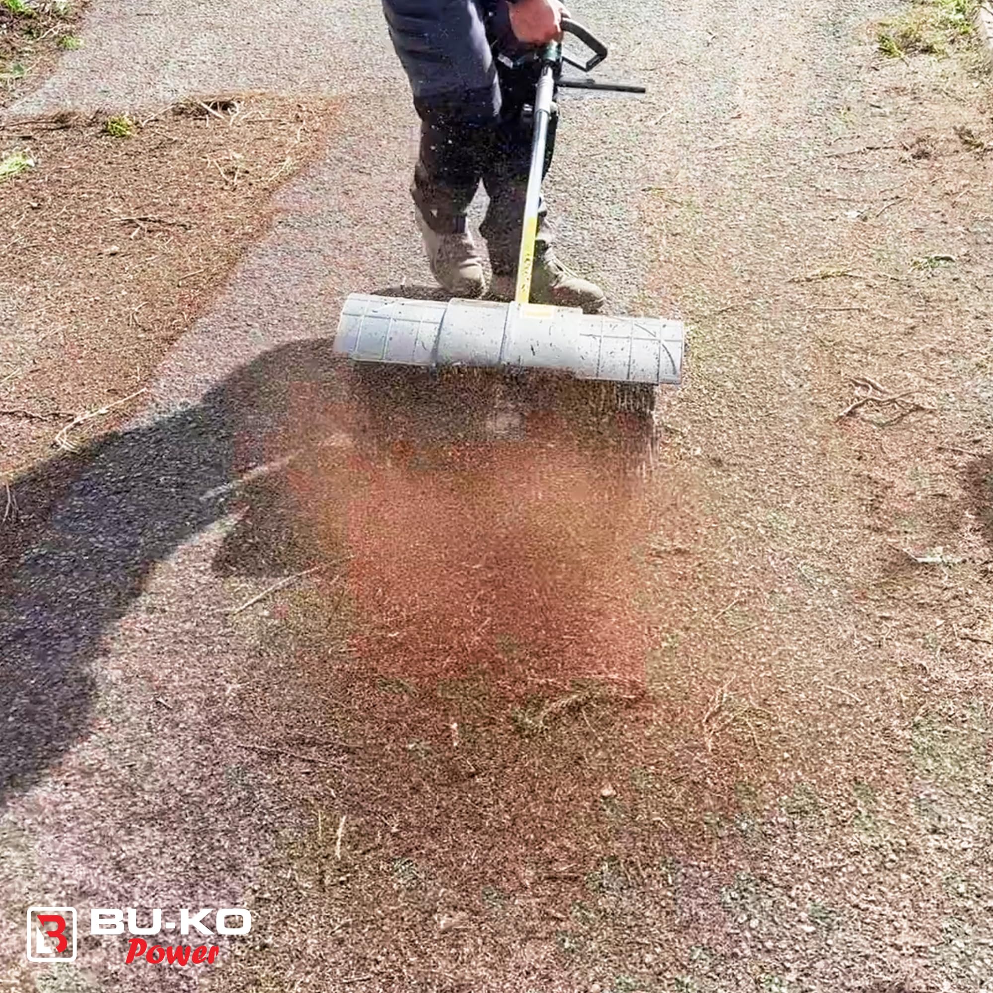 BU-KO Accessorio Spazzola Attrezzo da Giardino Multifunzionale Spazzatrice Robusta per Esterni per Pulire terrazze e vialetti. Compatibile con attrezzo 5-in-1 52cc, Facile da Fissare