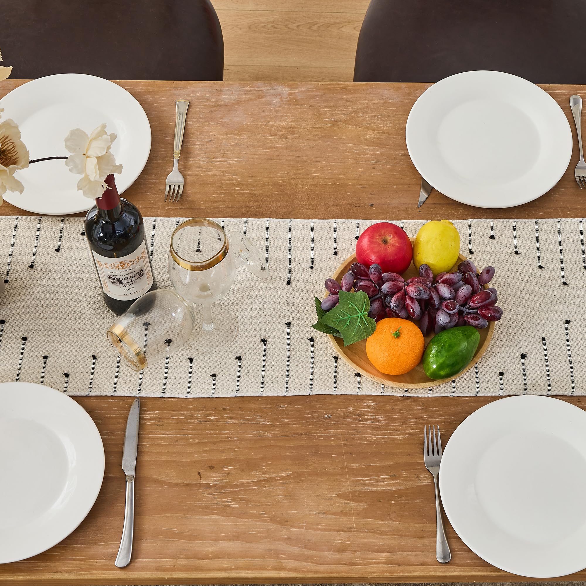 Chemin de table de 122 cm de long – Style bohème avec pompons faits à la main – 70 % coton et 30 % lin – Décoration d'intérieur moderne pour salon (beige noir, 30,5 x 121,9 cm)