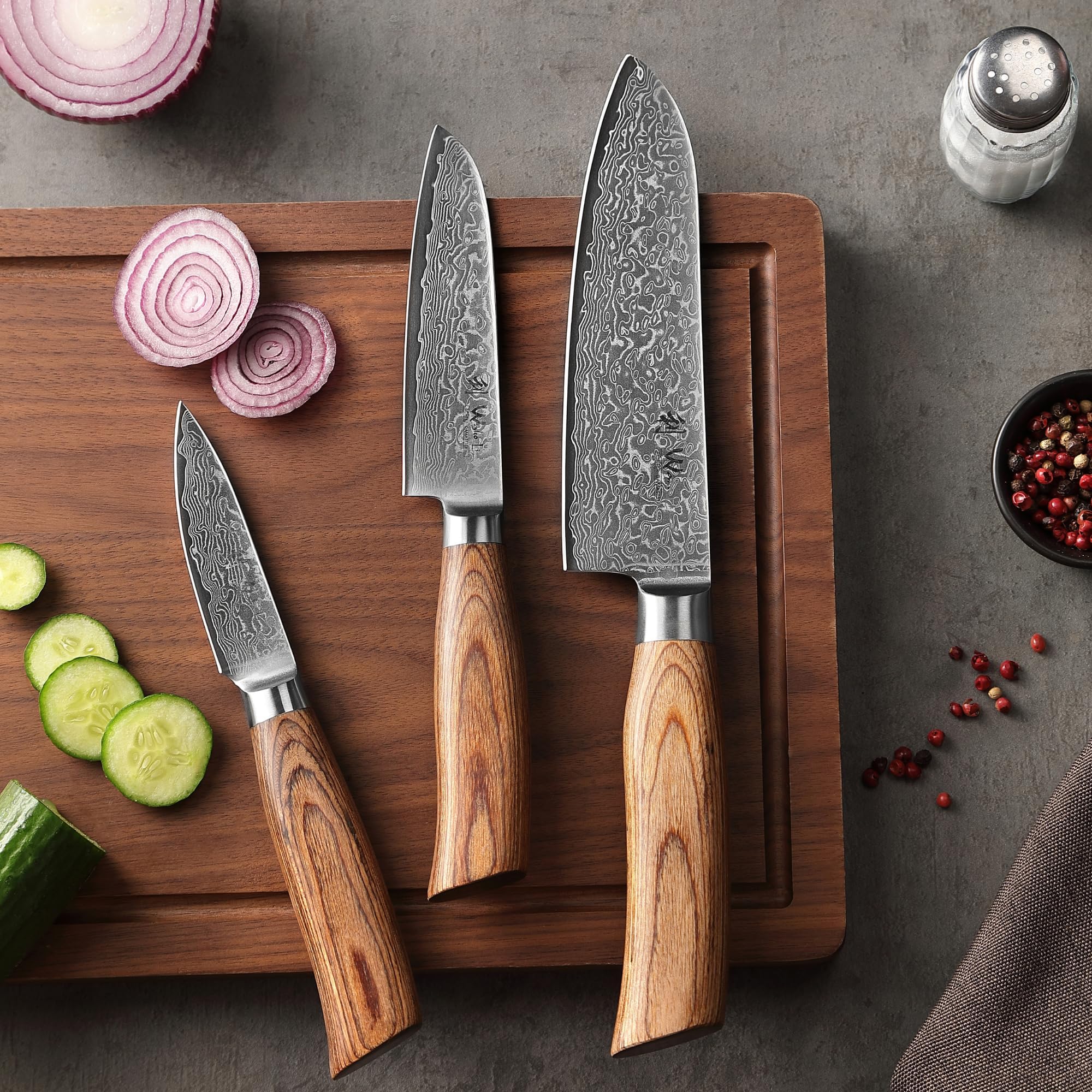 WAKOLI EDIB Pro juego de 3 cuchillos de cocina de acero de damasco de 67 capas con núcleo VG10, 2 cuchillos Santoku y 1 puntilla, mangos ergonómicos de madera Pakka, caja de regalo de madera