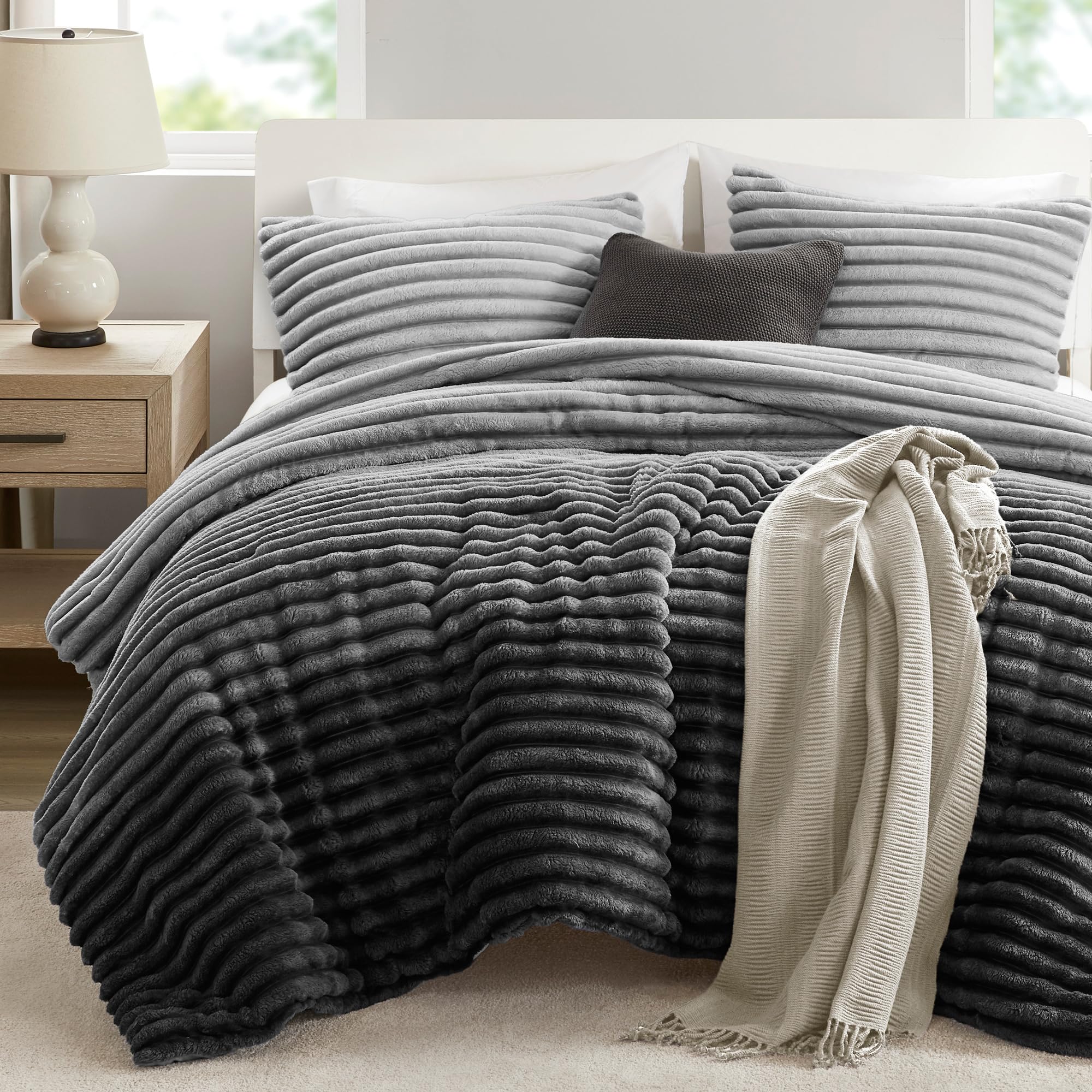 Intelligent Design Avril Comforter Set