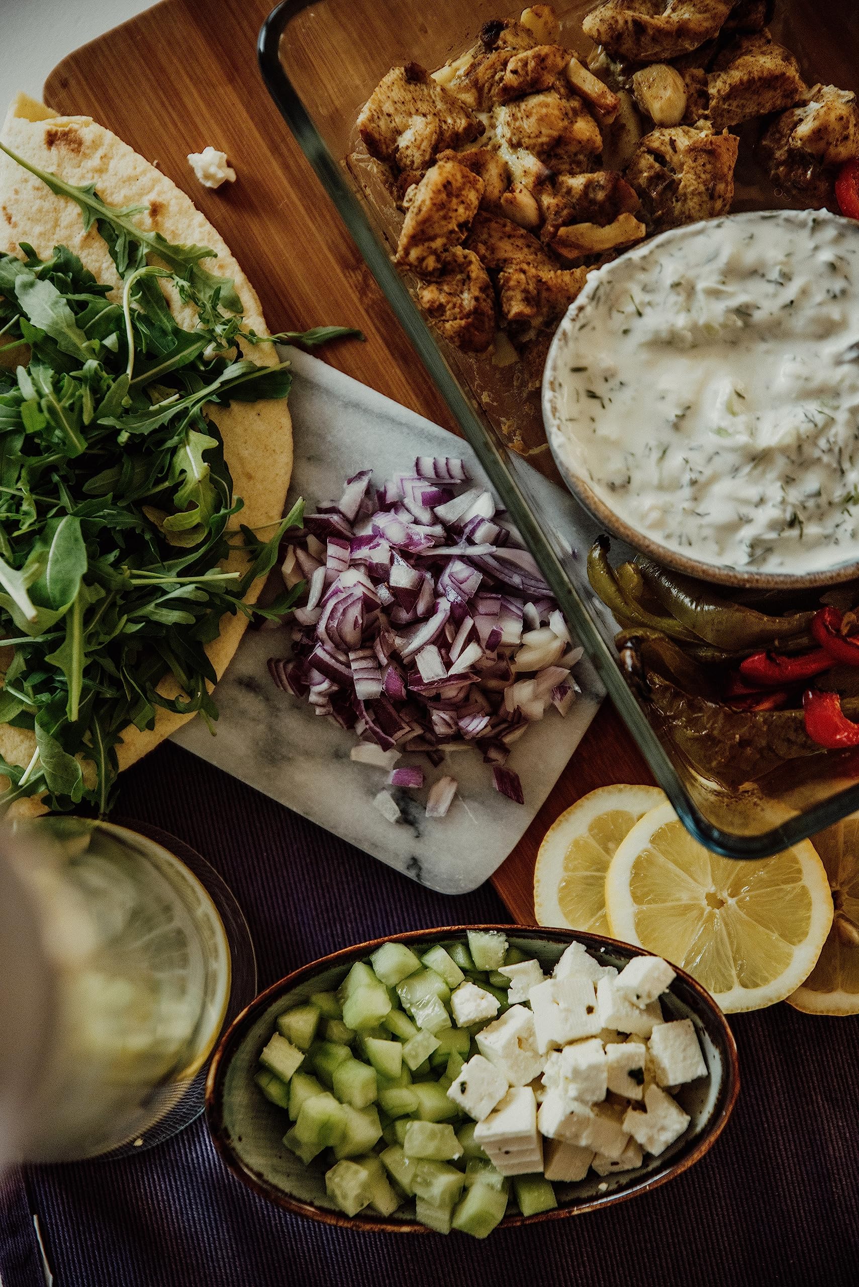 Vassilitsa Feta Schafskäse - 6x 1kg Behälter - griechischer Feta aus 70% Schafs- und 30% Ziegenmilch in Salzlake, 43% Fett i.Tr., Schafkäse und Ziegenkäse, Premium-Qualität aus Griechenland