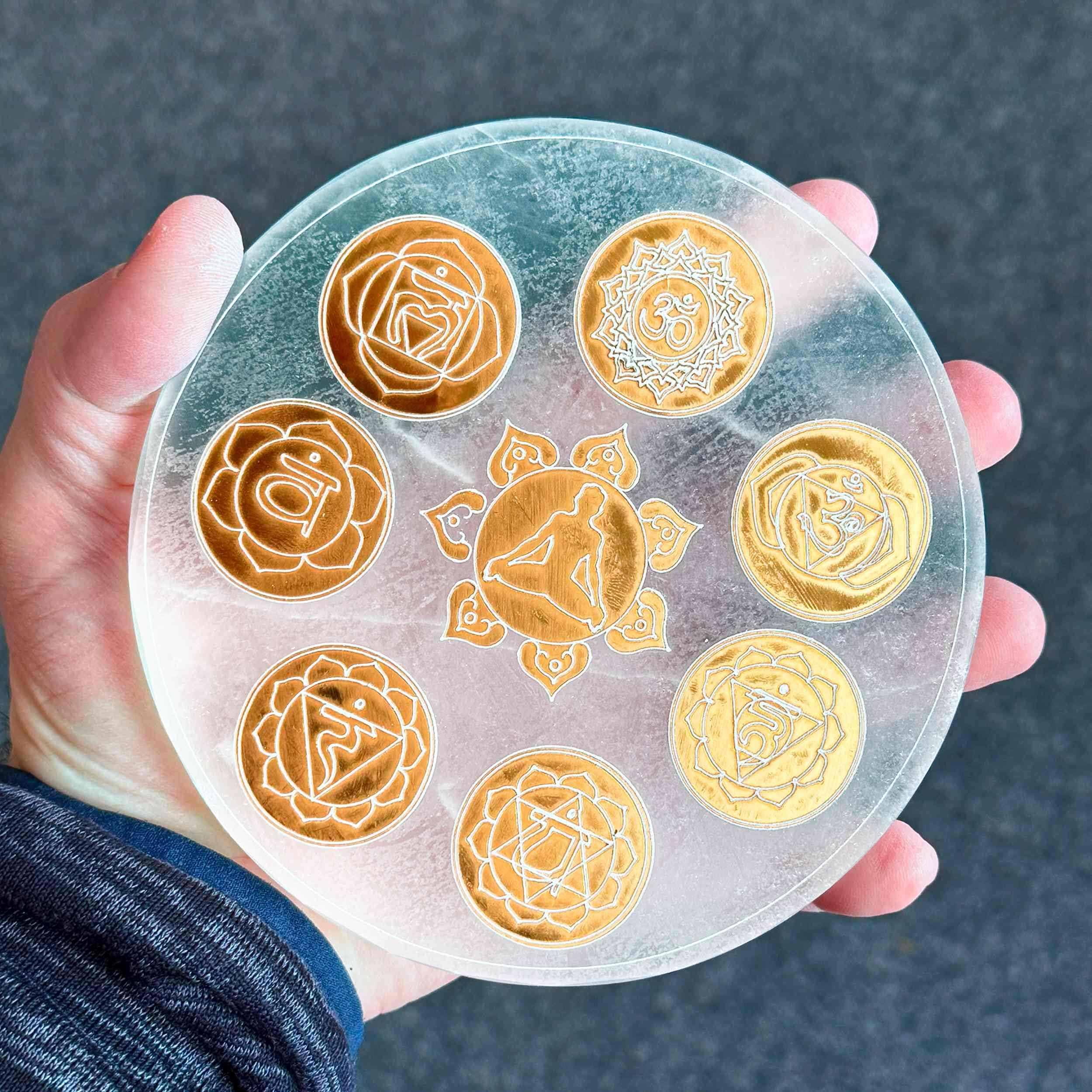 NKlaus Piastra Chakra in Selenite Ø 15 cm Incisa con i 7 Simboli Chakra e Figura Meditativa