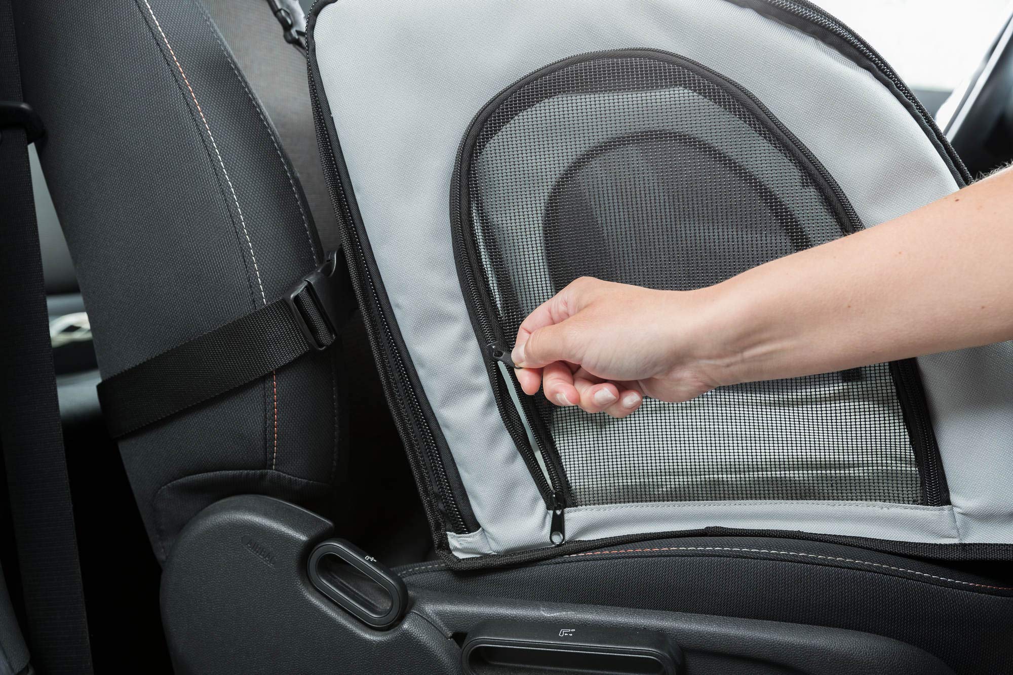 Trixie - Asiento para Coche 44 × 37 × 40 cm, Gris Negro, Funda Protectora para Perros, Fácil de Instalar, Comodidad y Seguridad en Viajes en Coche