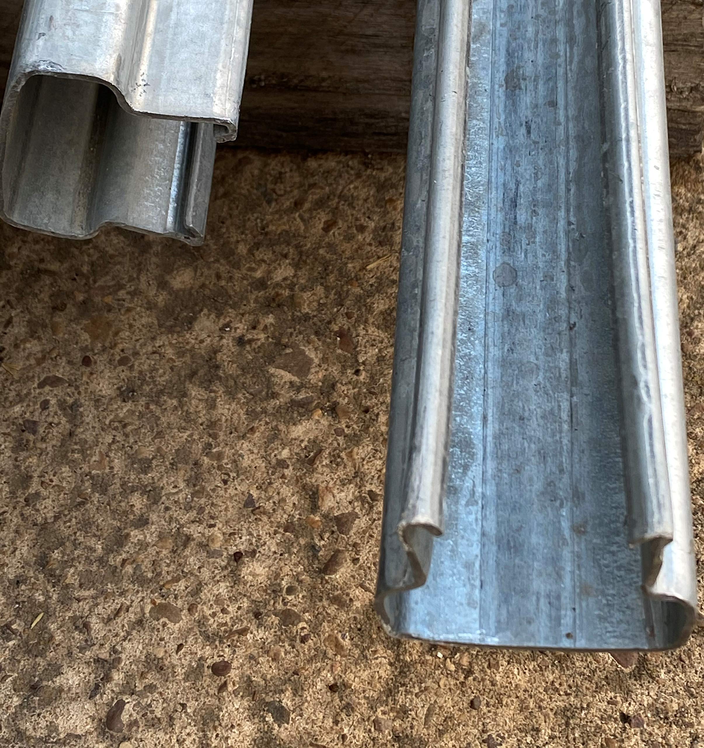 Poste galvanizado espaldera Extremo (resitente y cuadrado), medida 2.2 metros X 2mm. Pack de 3uds