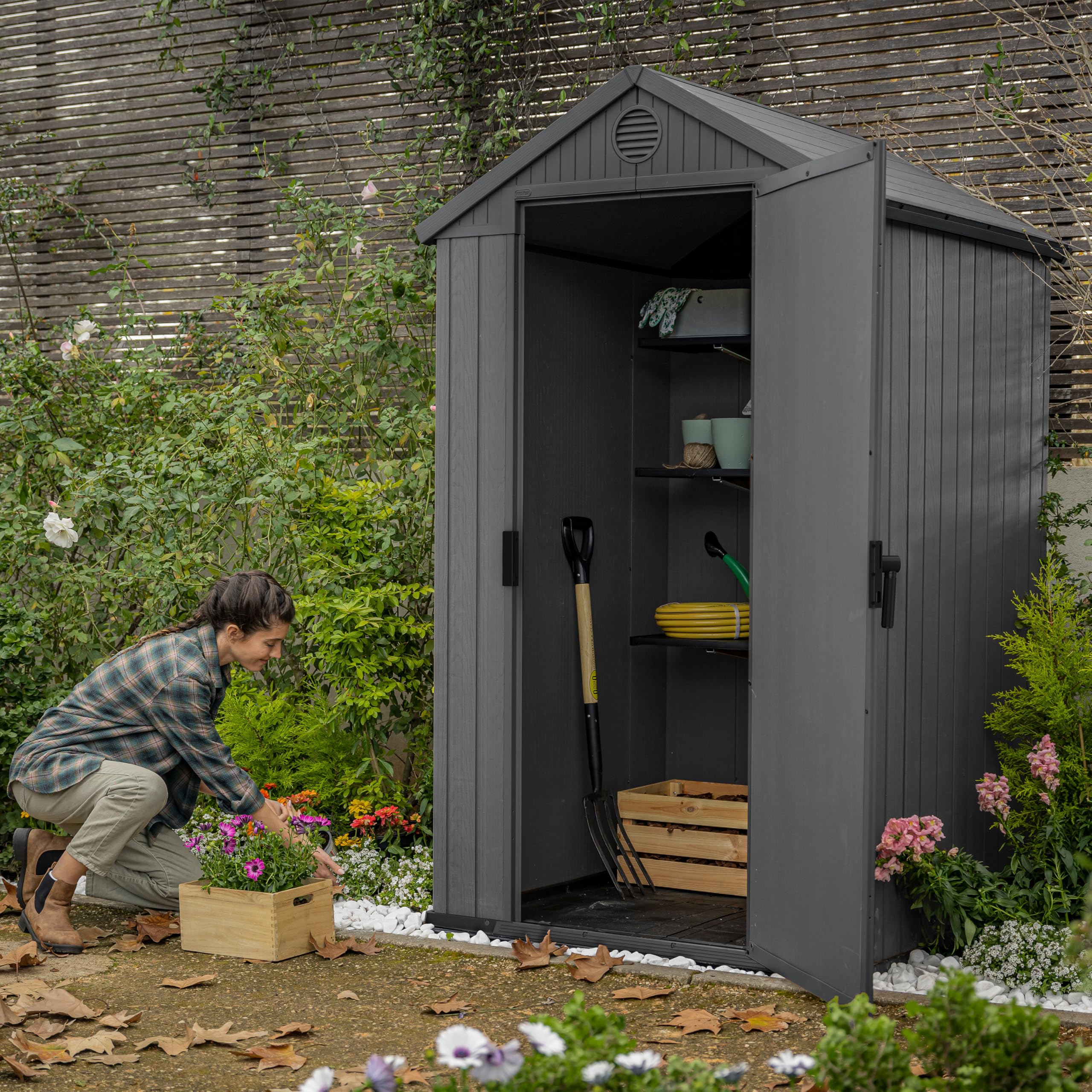 KETER Gartenhaus Darwin 4x4, 2,8 m², aus langlebigem Evotech Kunststoff mit Einzeltür und Belüftung, Gerätehaus, 25 x 184 x 205 cm, grau