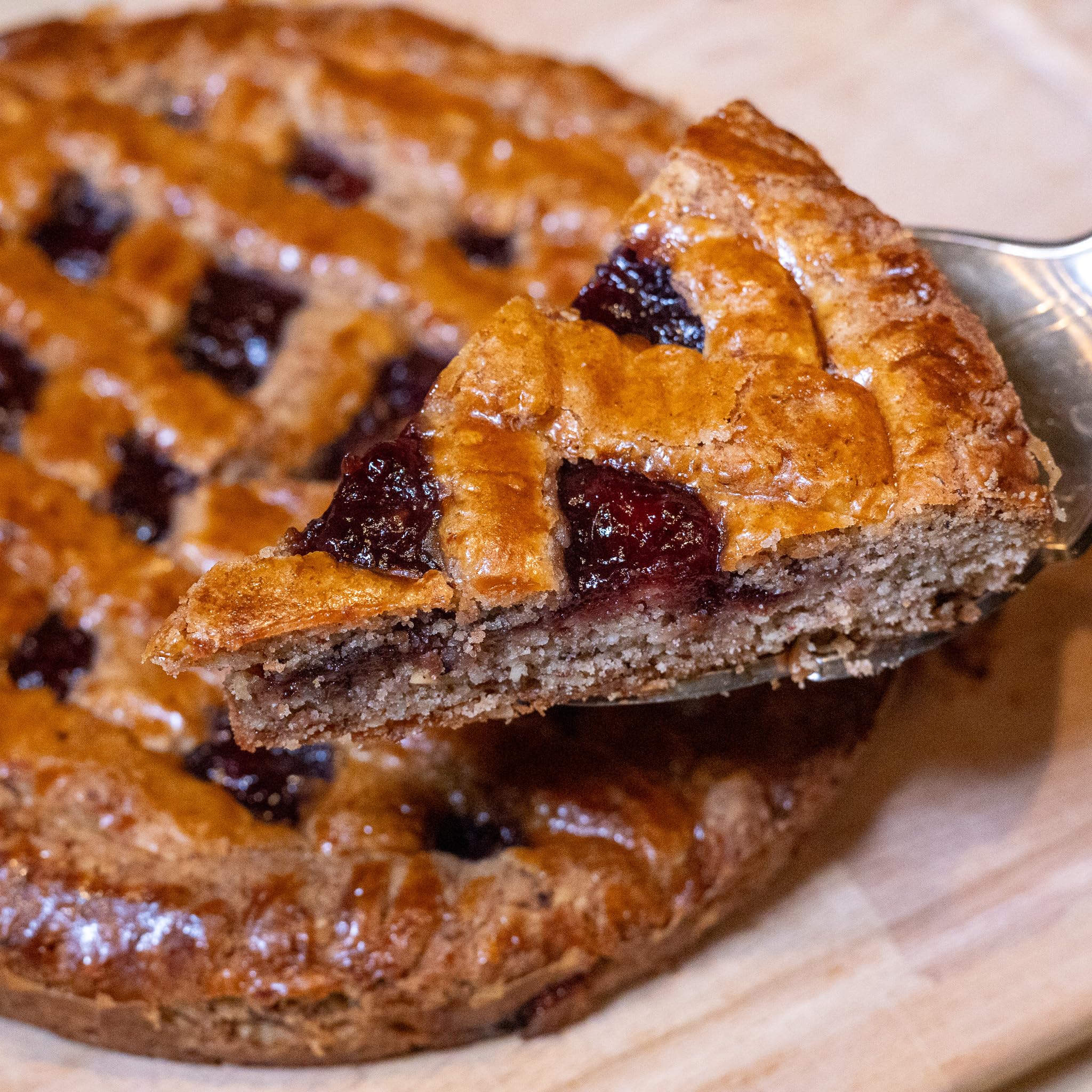 Traditionelle handgemachte Linzertorte mit frisch gemahlenen Nüssen und Himbeer-Marmelade