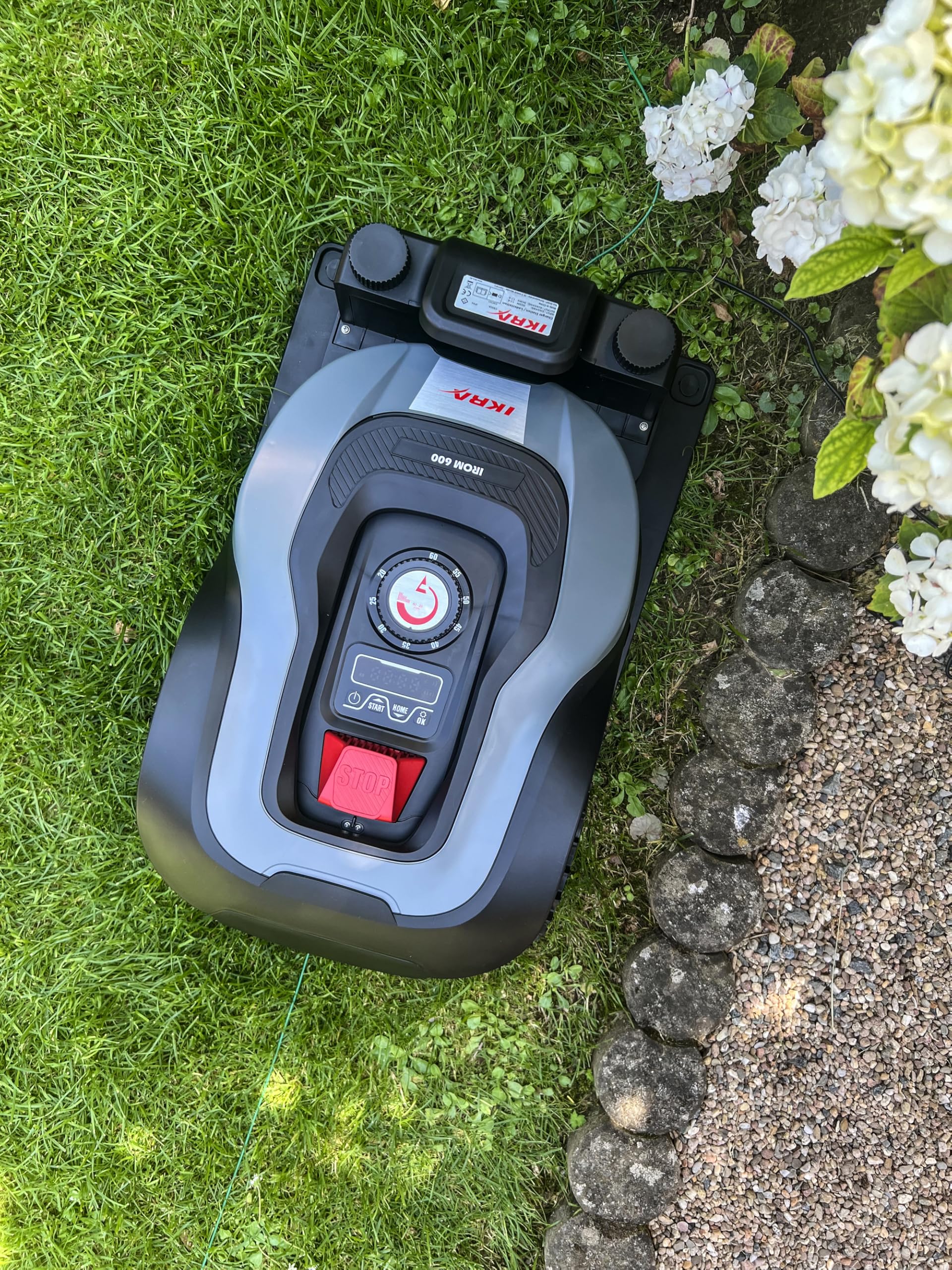 IKRA Robot cortacésped iROM 600 para céspedes de hasta 600 m², WiFi o Bluetooth, Control por App, multizona, Incl. estación de Carga & Sensor de Lluvia, 6 Cuchillas de Repuesto