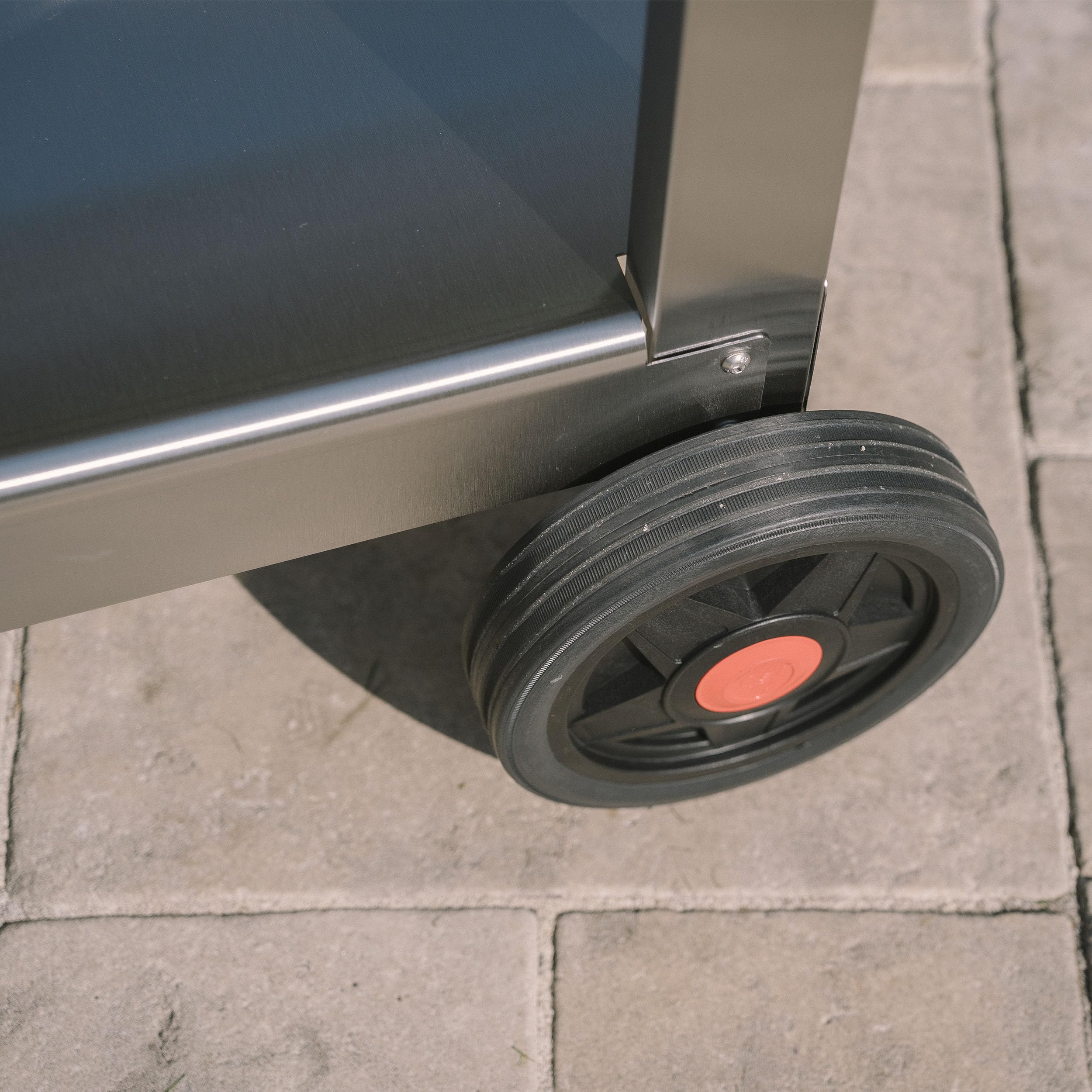 KRAMPOUZ Outdoor-Wagen Plein AIR für Planchas oder Grillgeräte - Servierwagen aus Edelstahl - 2 große Ebenen - 2 große Räder - 2 herunterklappbare Seitenteile mit Haken von Utensilien