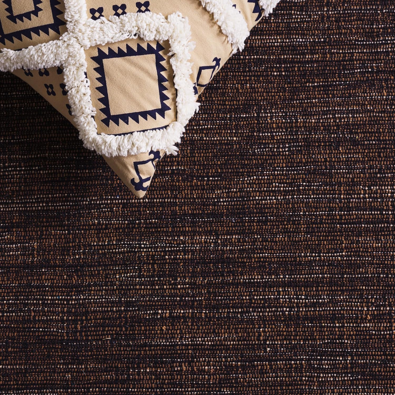 SAFAVIEH Montauk Collection Area Rug - 5' Square, Brown & Black, Handmade Flat Weave Cotton Corner Tassel, Ideal for High Traffic Areas in Living Room, Bedroom (MTK150T)